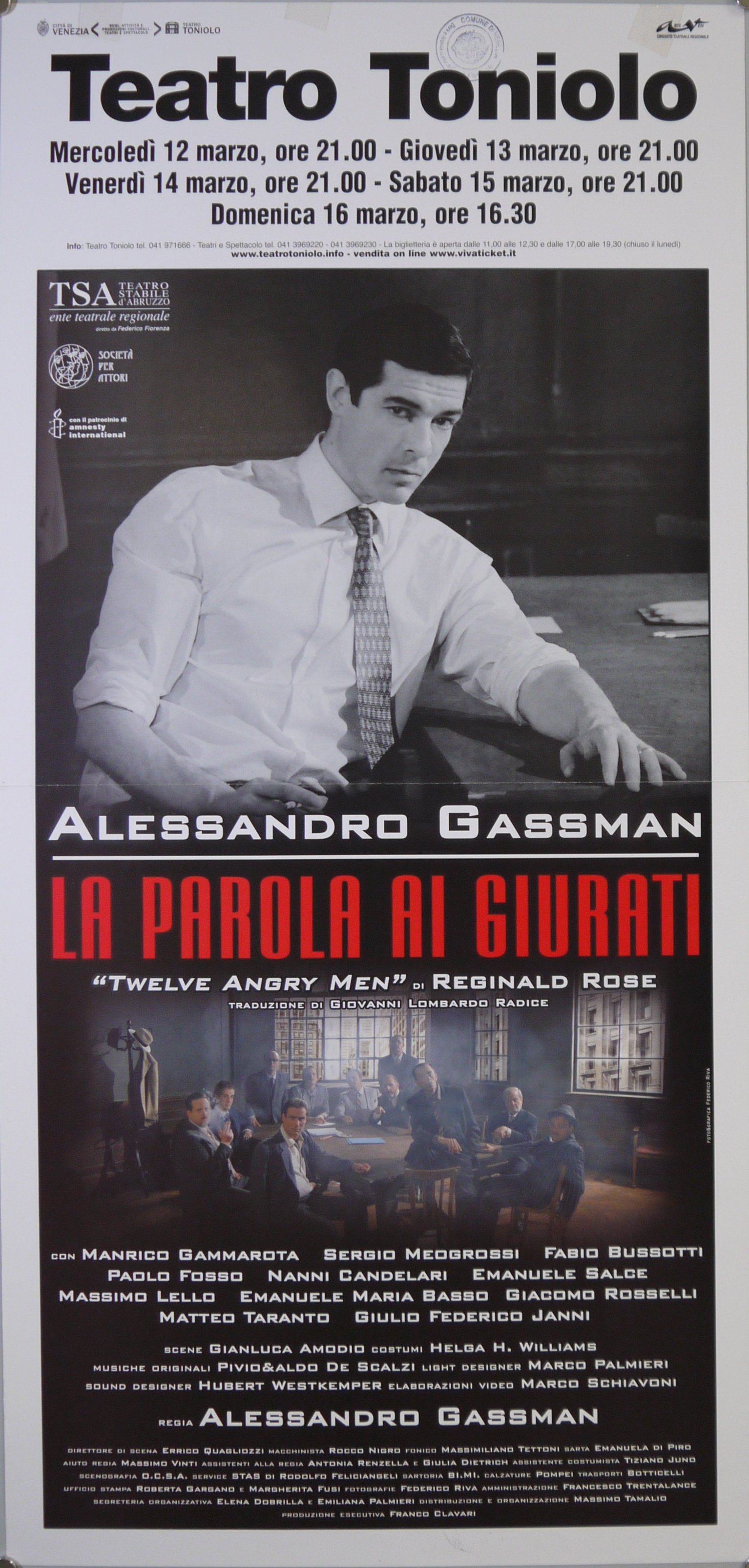 Ritratto fotografico di Alessandro Gassman nelle vesti dell'Avvocato d'ufficio; i dodici giurati (locandina) di Foto&Grafica Federico Riva - ambito milanese (XXI)