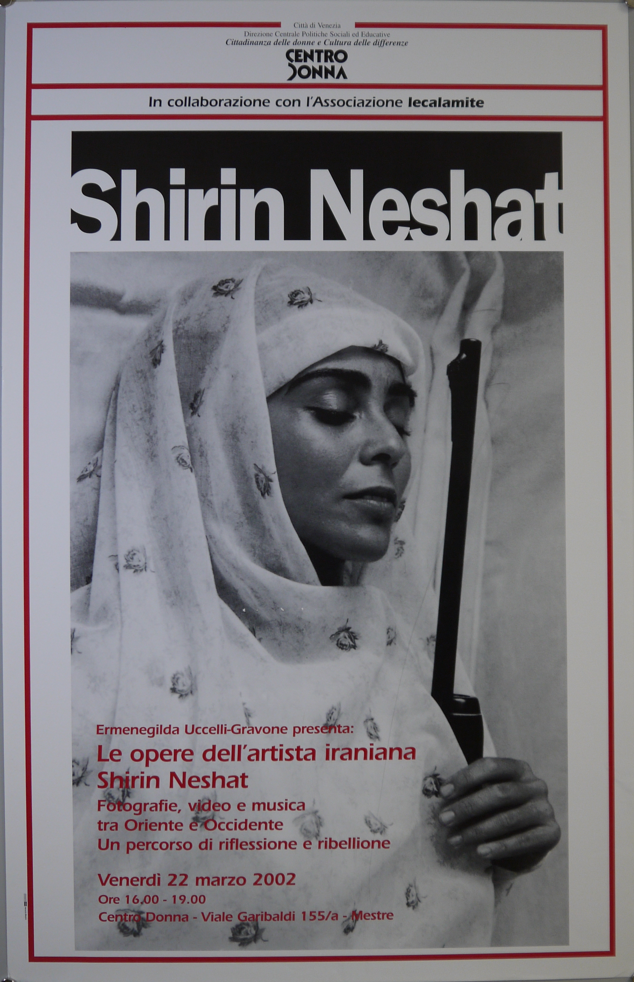 Ritratto fotografico dell'artista Shirin Neshat avvolta in un velo bianco a motivi floreali, un fucile sul fianco (locandina) - ambito veneto (inizio XXI)
