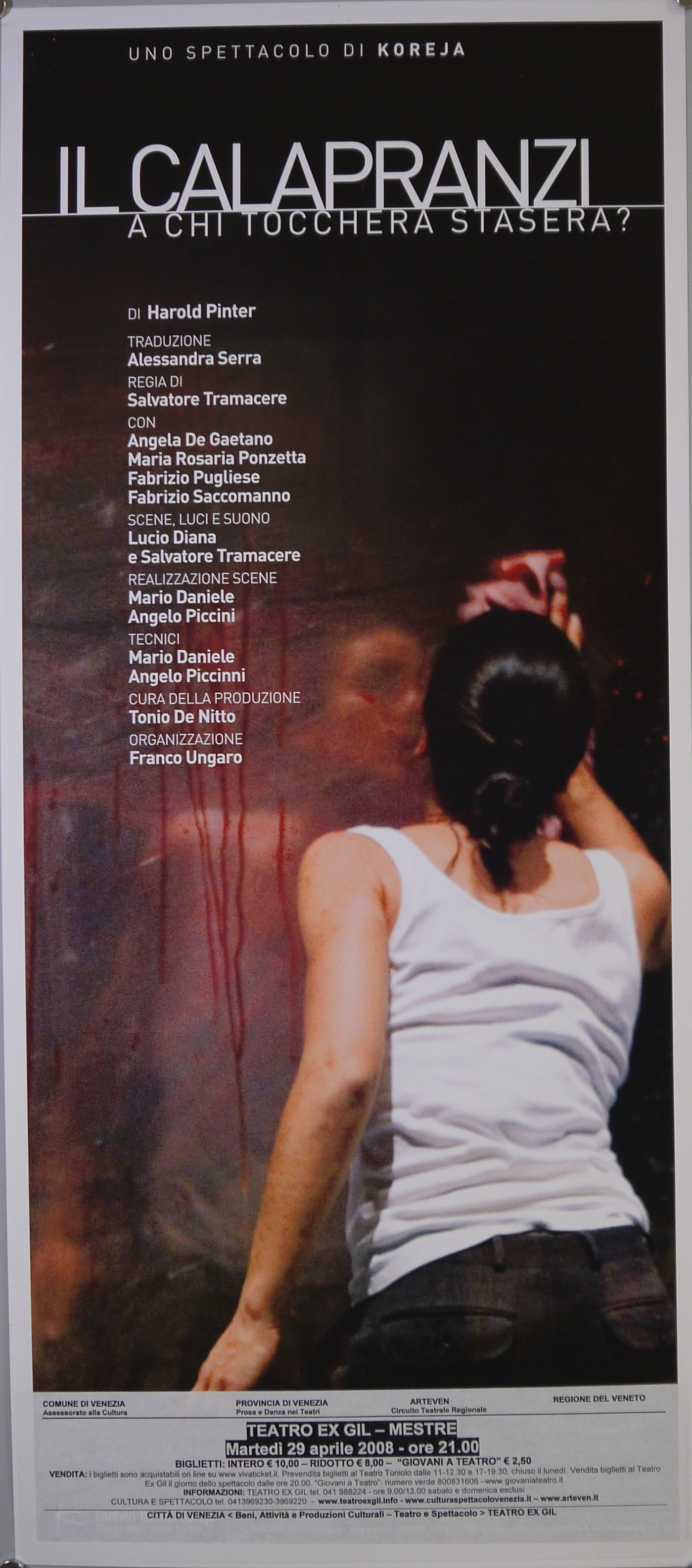 Giovane donna in jeans e canottiera pulisce una superficie riflettente sporca di sangue (manifesto) - ambito pugliese (inizio XXI)