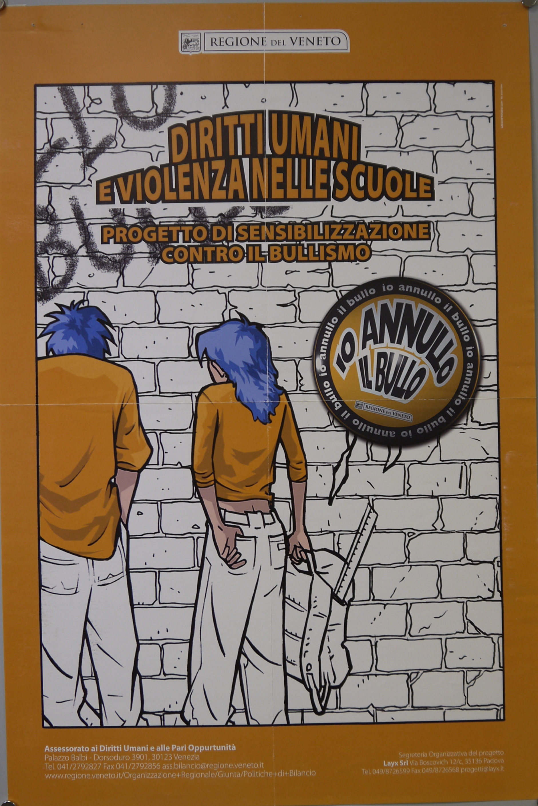 Ragazzo e ragazza con zaino di scuola, di spalle, di fronte a un muro di mattoni su cui s'intuisce la scritta "Io annullo il bullo" (manifesto) di Advertendo S.r.l - ambito veneto (inizio XXI)
