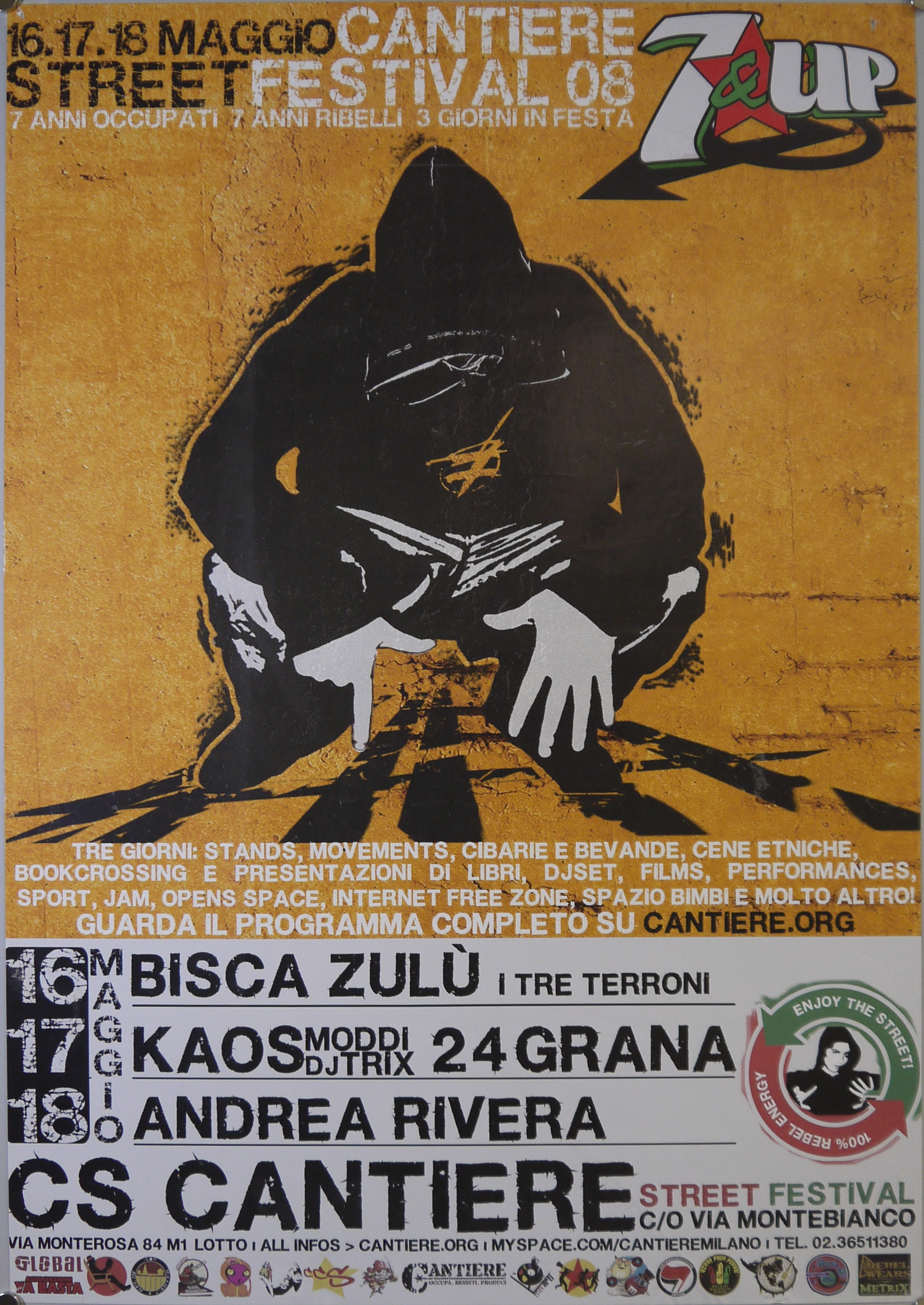 Rapper accovacciato su una strada, con felpa nera e cappuccio sollevato, fa il numero sette con le dita (manifesto) - ambito milanese (inizio XXI)