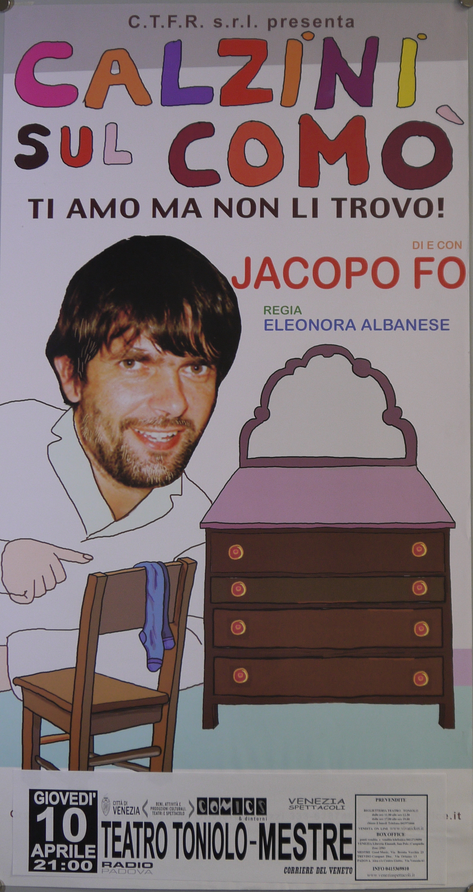 Ritratto fotografico del volto di Jacopo Fo applicato a disegno raffigurante un uomo che indica un como', una sedia con due calzini davanti a lui (locandina) - ambito umbro (inizio XXI)
