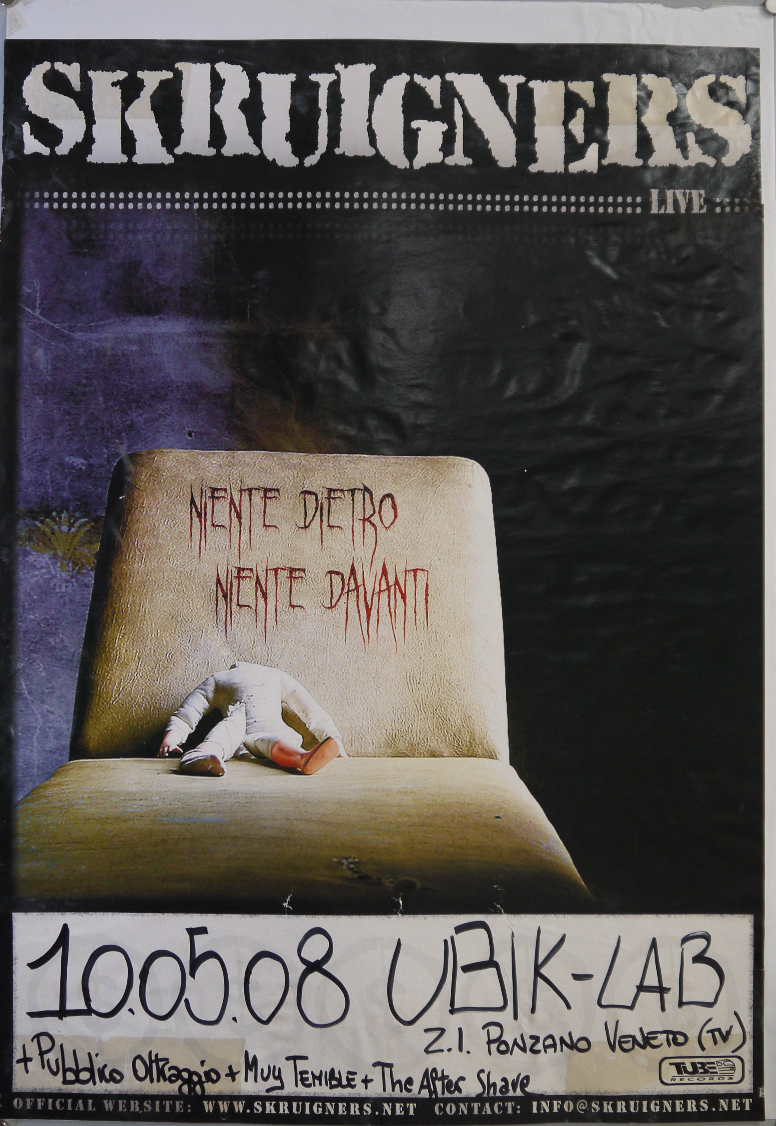 Bambola di pezza decapitata, seduta su una poltrona sul cui schienale è scritto con il sangue "Niente dietro, niente davanti" (manifesto) - ambito milanese (inizio XXI)