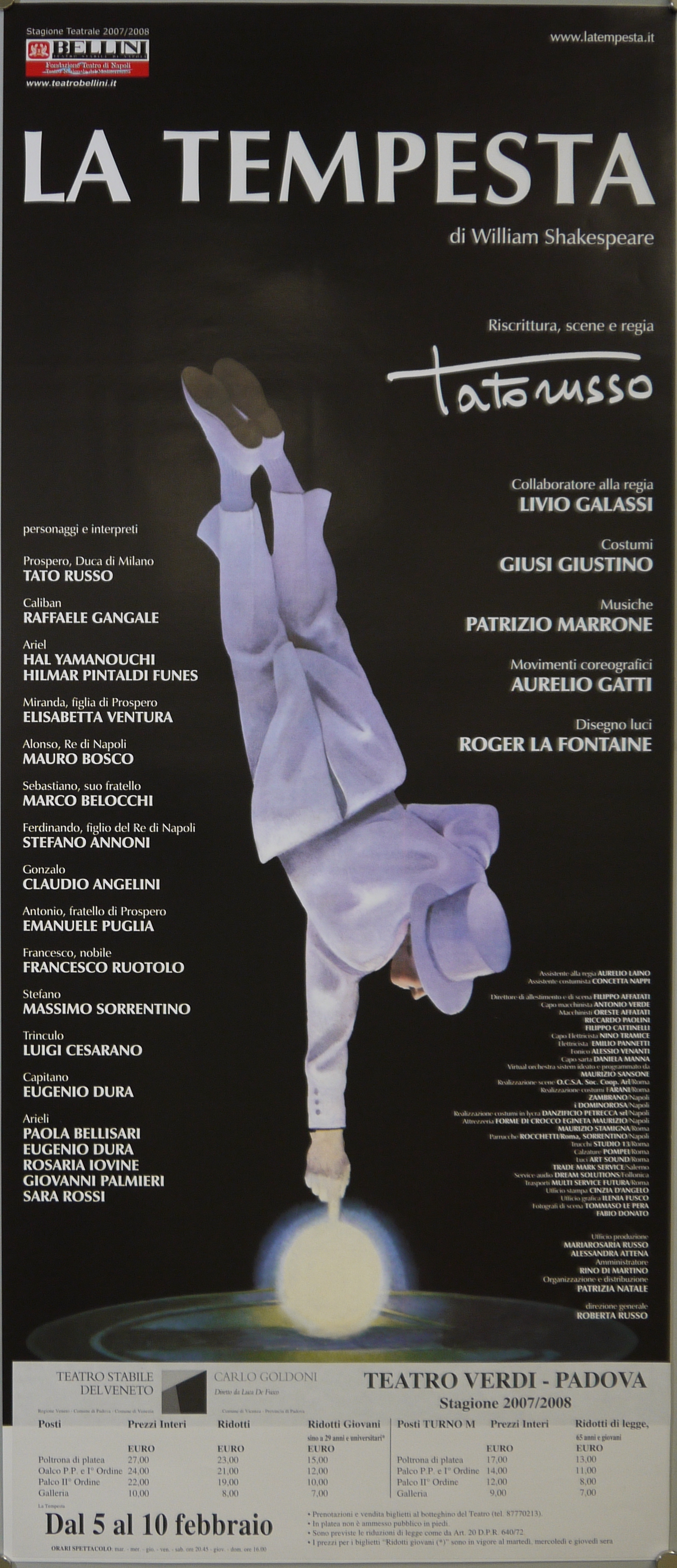 Uomo in frac bianco e tuba, a testa in giù, in equilibrio su una sfera luminosa posta al centro di un grande disco (locandina) di Fusco Ilenia - ambito napoletano (inizio XXI)