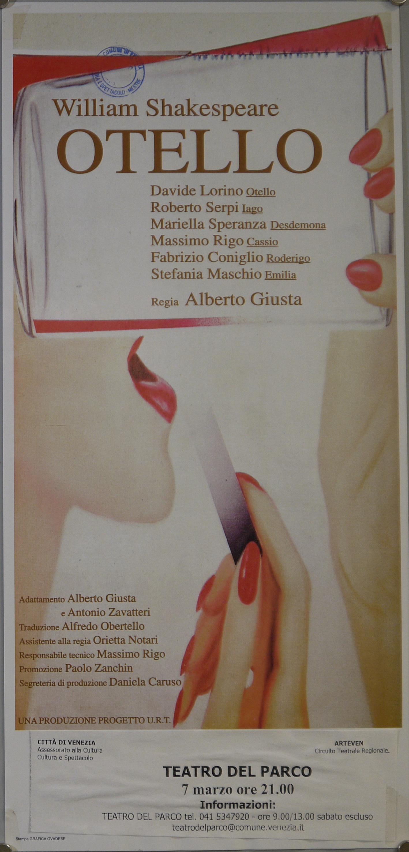 Dettaglio di donna che si mette il rossetto e intanto sorregge con la mano sinistra un cartellino (locandina) - ambito piemontese (inizio XXI)