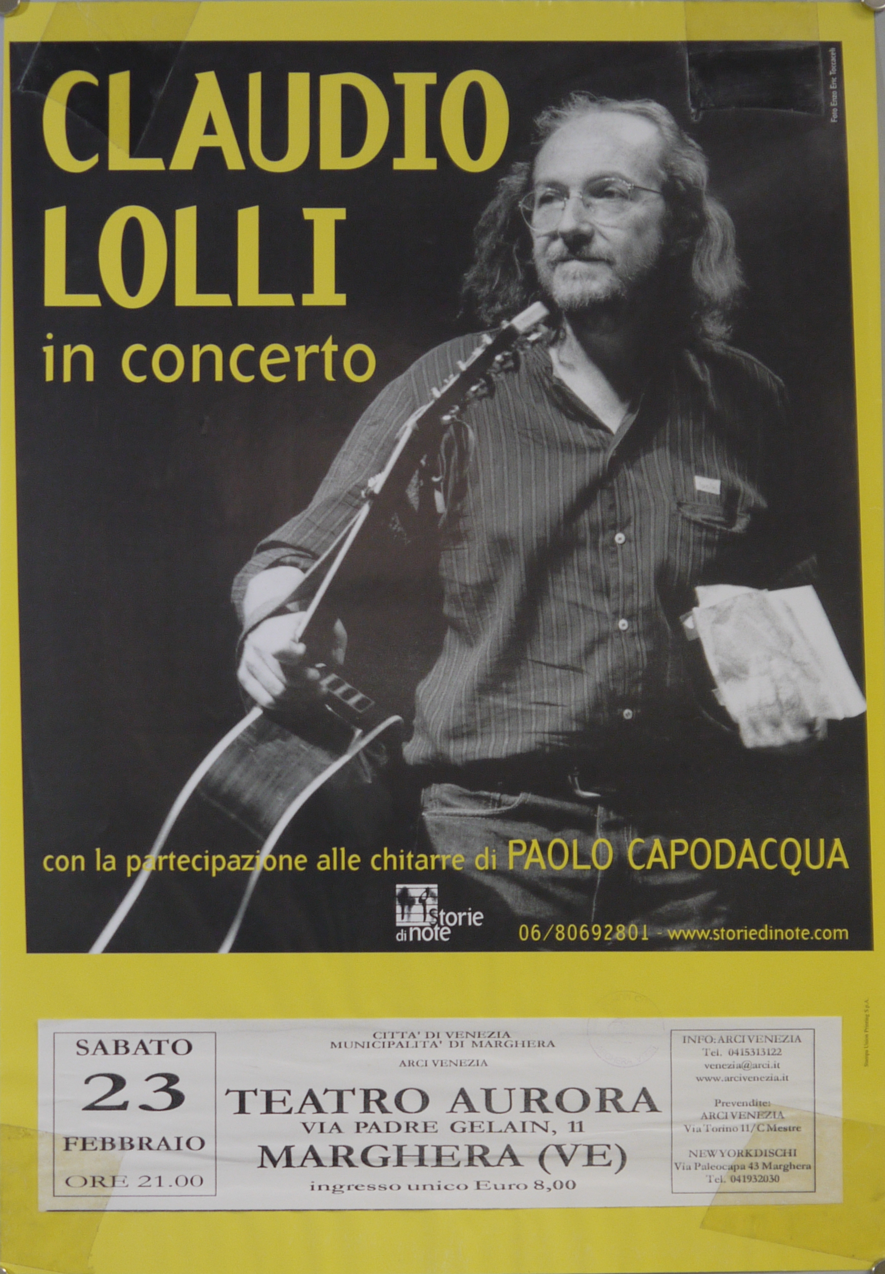 Ritratto fotografico di Claudio Lolli con chitarra acustica (manifesto) - ambito laziale (inizio XXI)