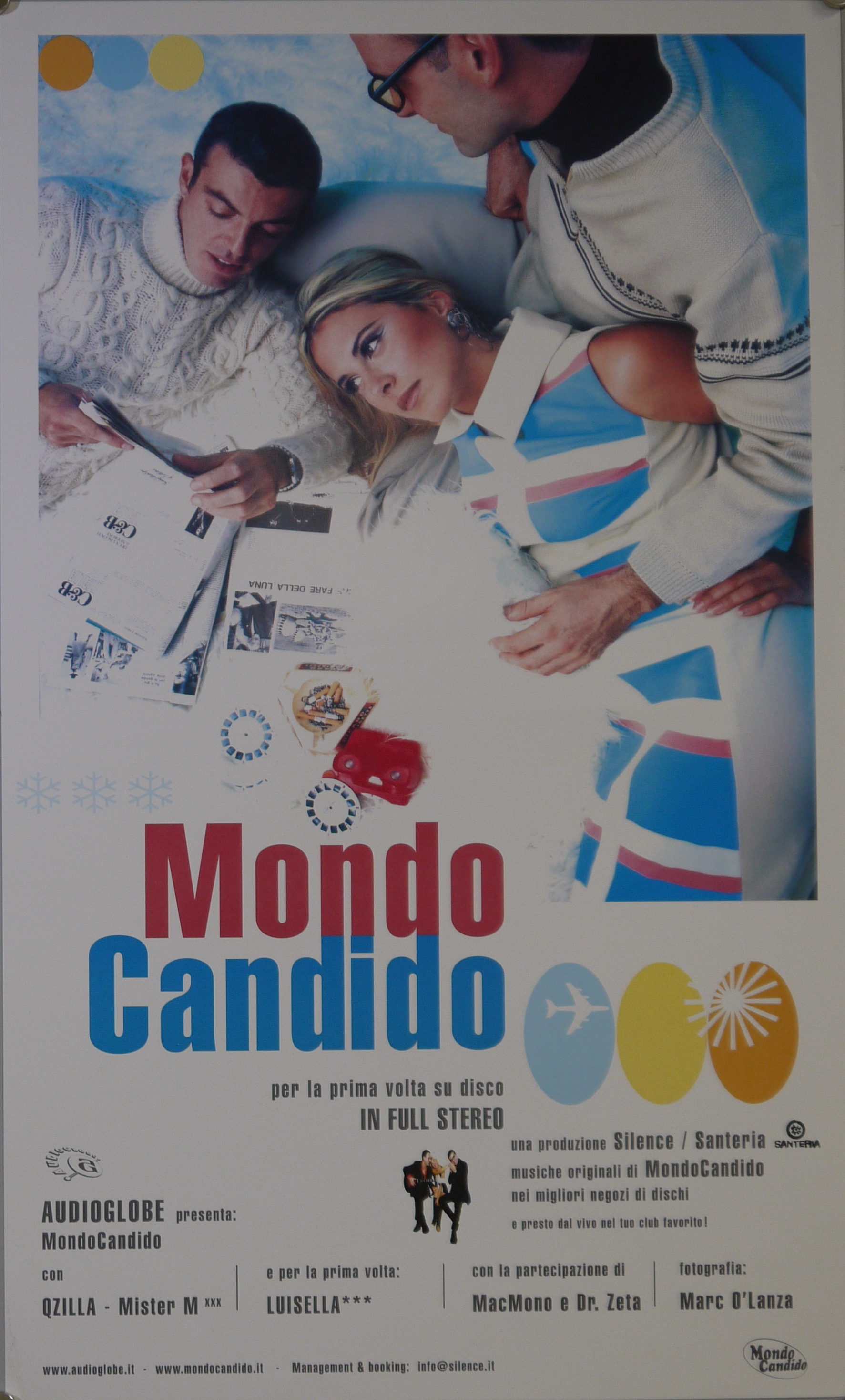 Ritratto fotografico dei Mondo Candido mentre consultano riviste (manifesto) - ambito toscano (inizio XXI)