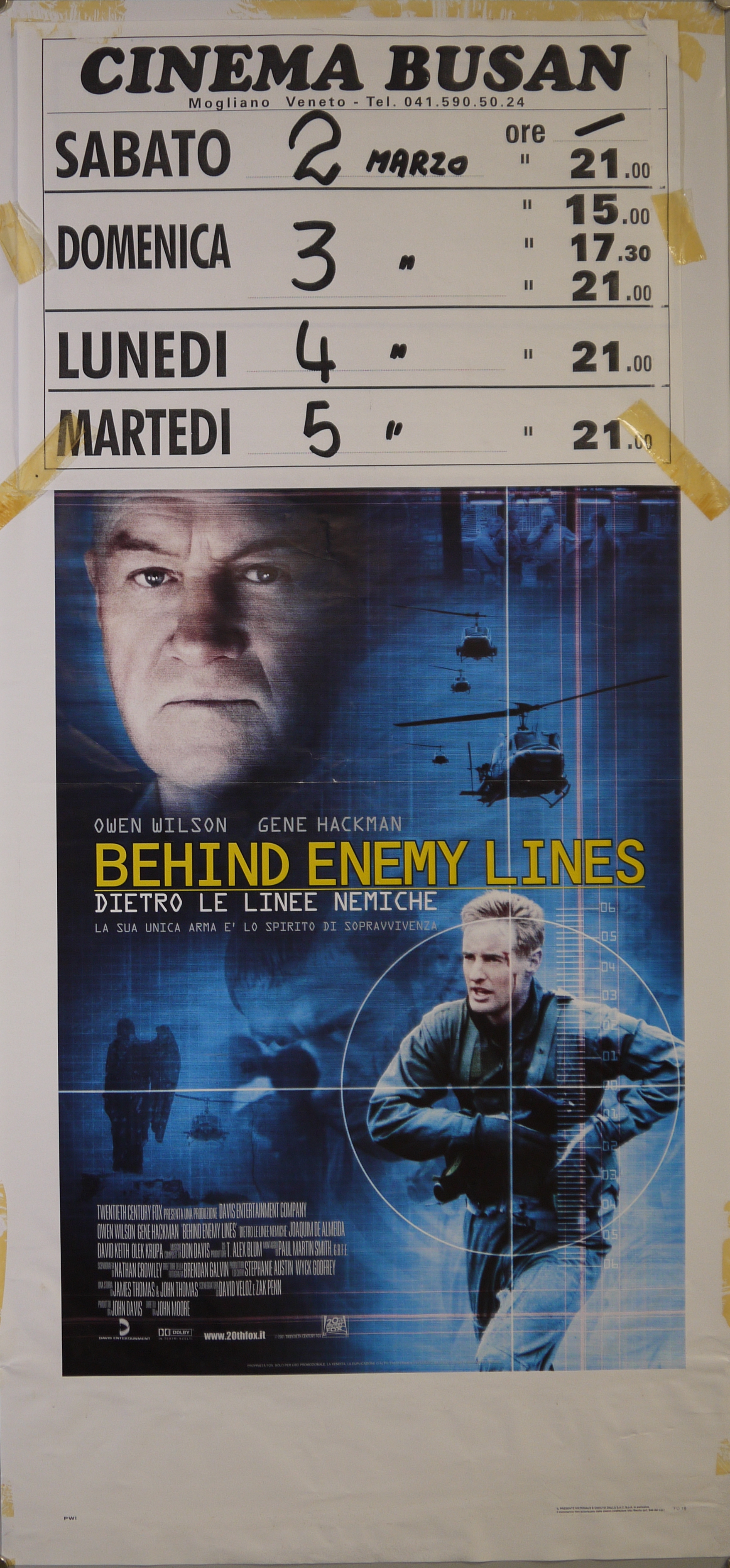 Ritratto fotografico dell'ammiraglio Leslie McMahon Reigart (Gene Hackman), in basso il tenente Chris Burnett (Owen Wilson) ferito e inquadrato da un mirino, al centro il tenente Jeremy Stakhouse (Gabriel Macht); elicotteri in avvicinamento (manifesto) - ambito statunitense (inizio XXI)