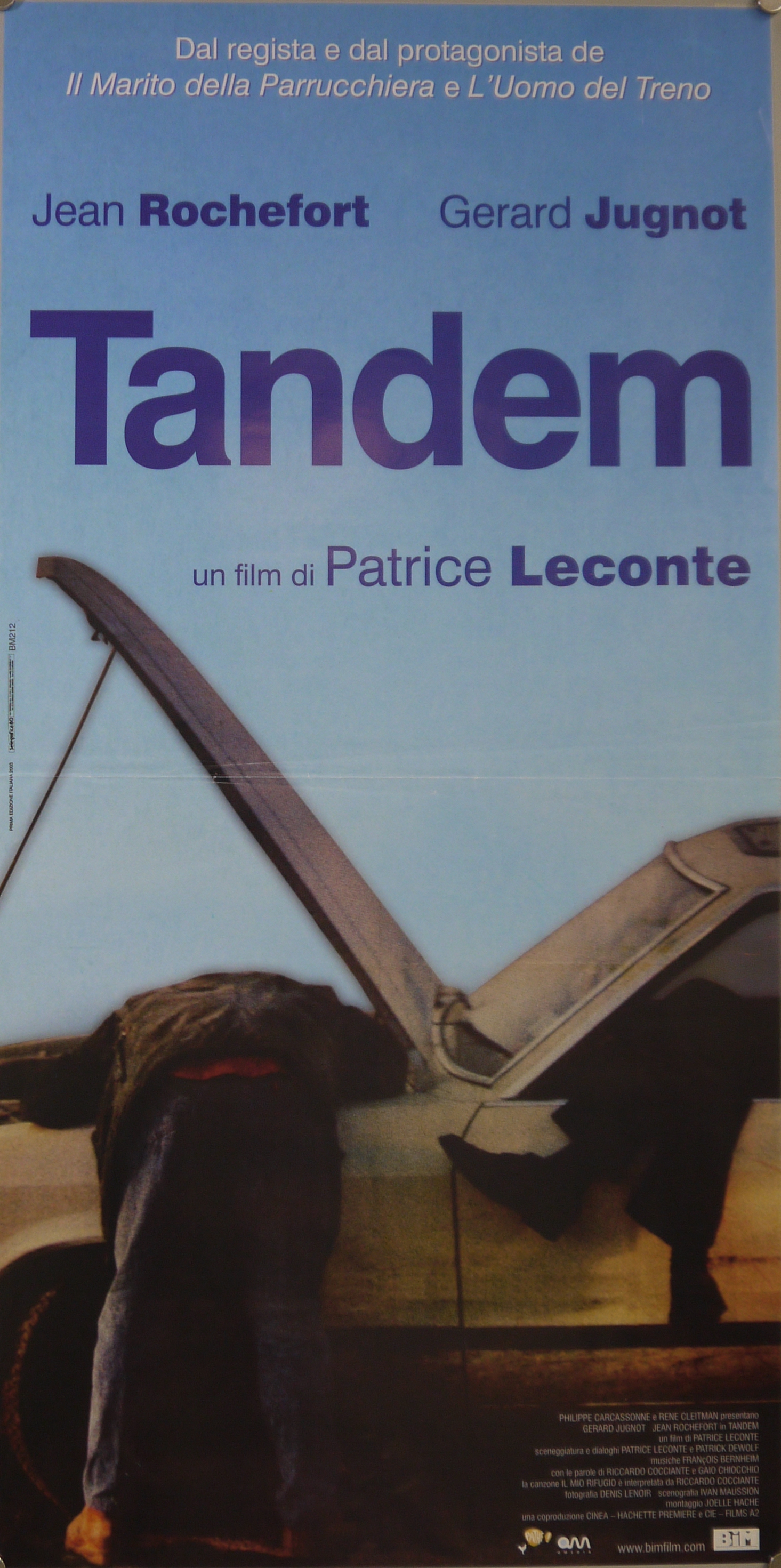 Uomo controlla il motore di una vecchia automobile mentre un passeggero mette la gamba fuori dal finestrino (locandina) - ambito francese (anni ottanta XX)