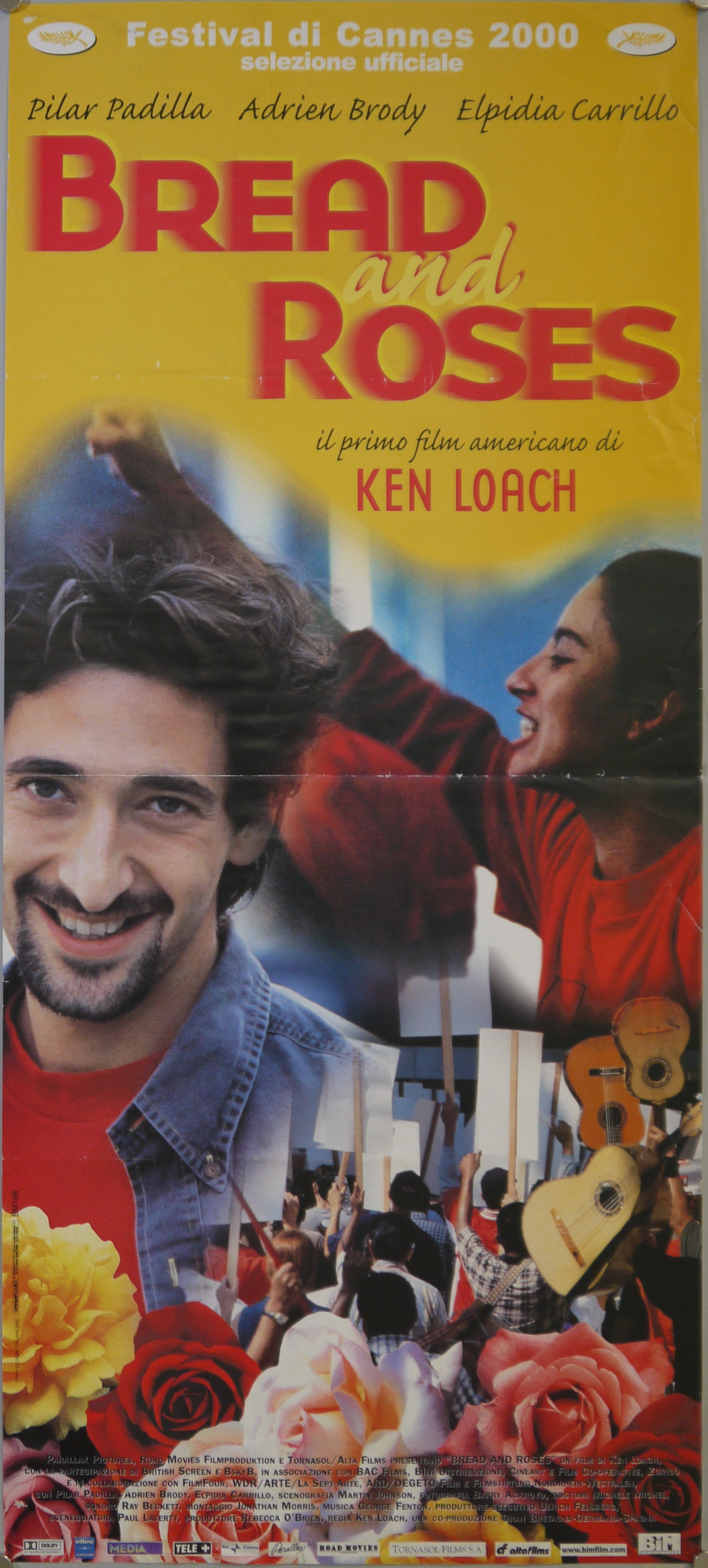 Sam (Adrien Brody) e Maya (Pilar Padilla), folla di manifestanti con cartelli e chitarre sollevate, rose (locandina) - ambito americano (inizio XXI)