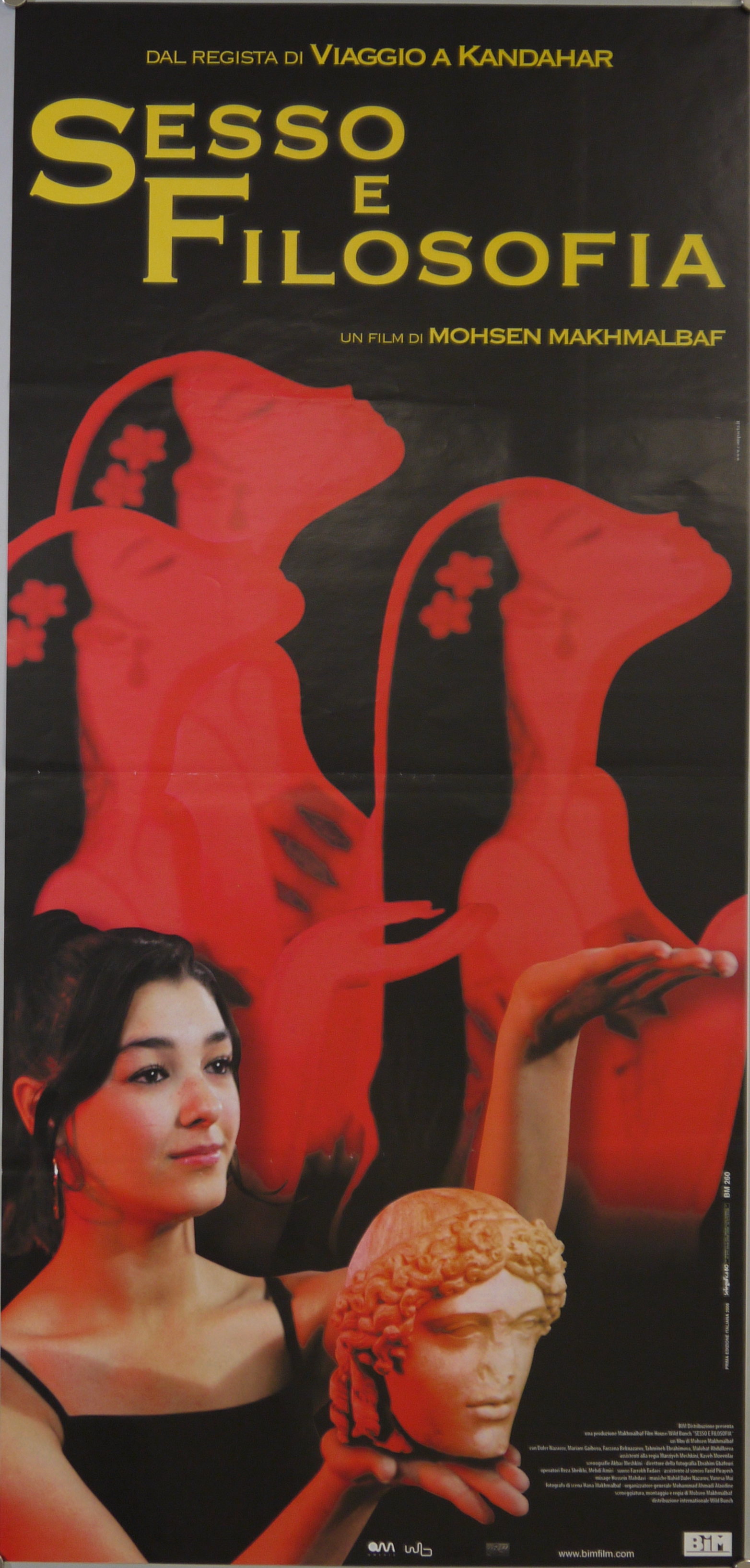 Tre figure femminili rosse, in primo piano Malohat (Malohat Abdulloeva) con una testa di scultura greca in mano (locandina) - ambito orientale (inizio XXI)