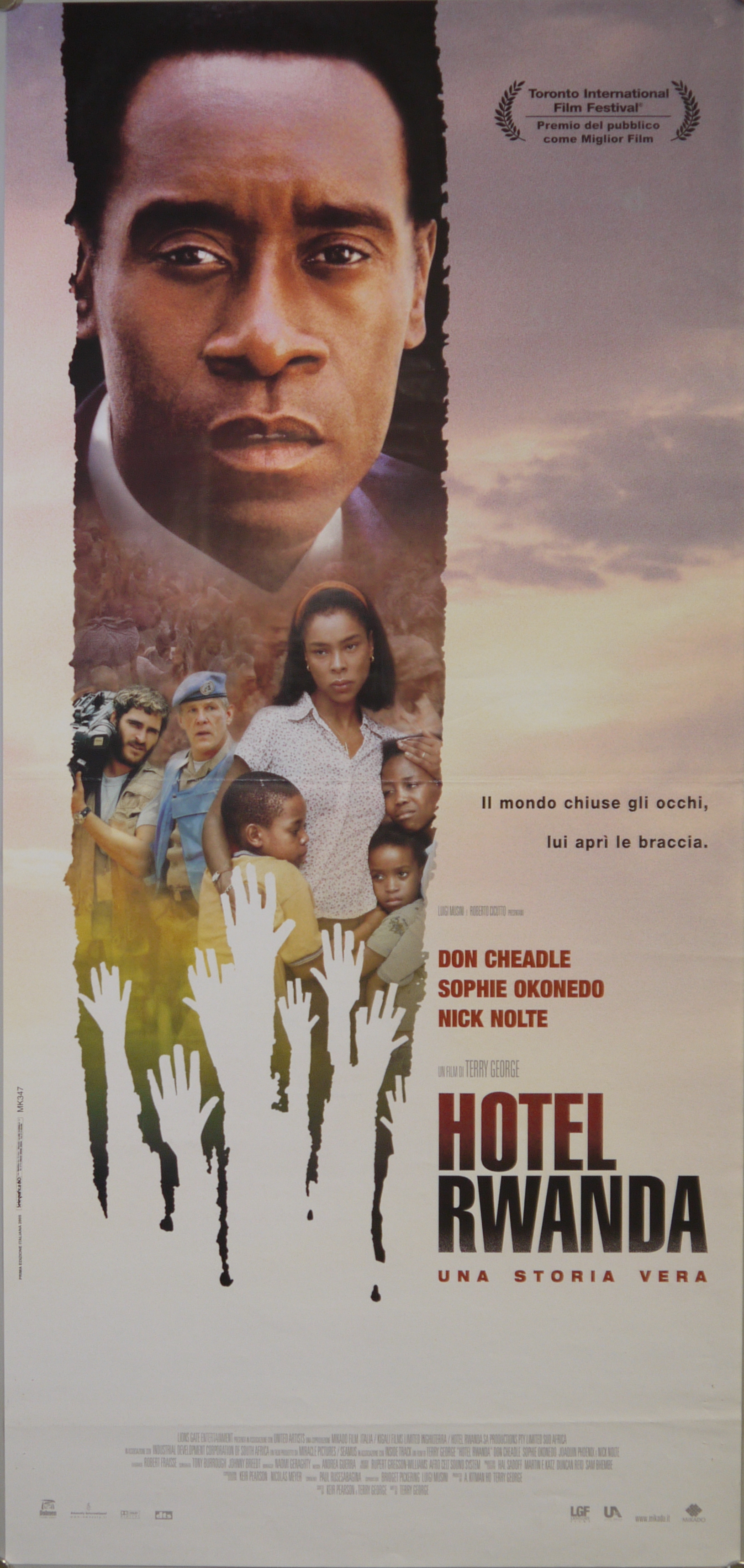 Paul Rusesabagina (Don Cheadle), Tatiana Rusesabagina (Sophie Okonedo) con bambini rwandesi un cameraman e un militare alle spalle (manifesto) - ambito statunitense (inizio XXI)