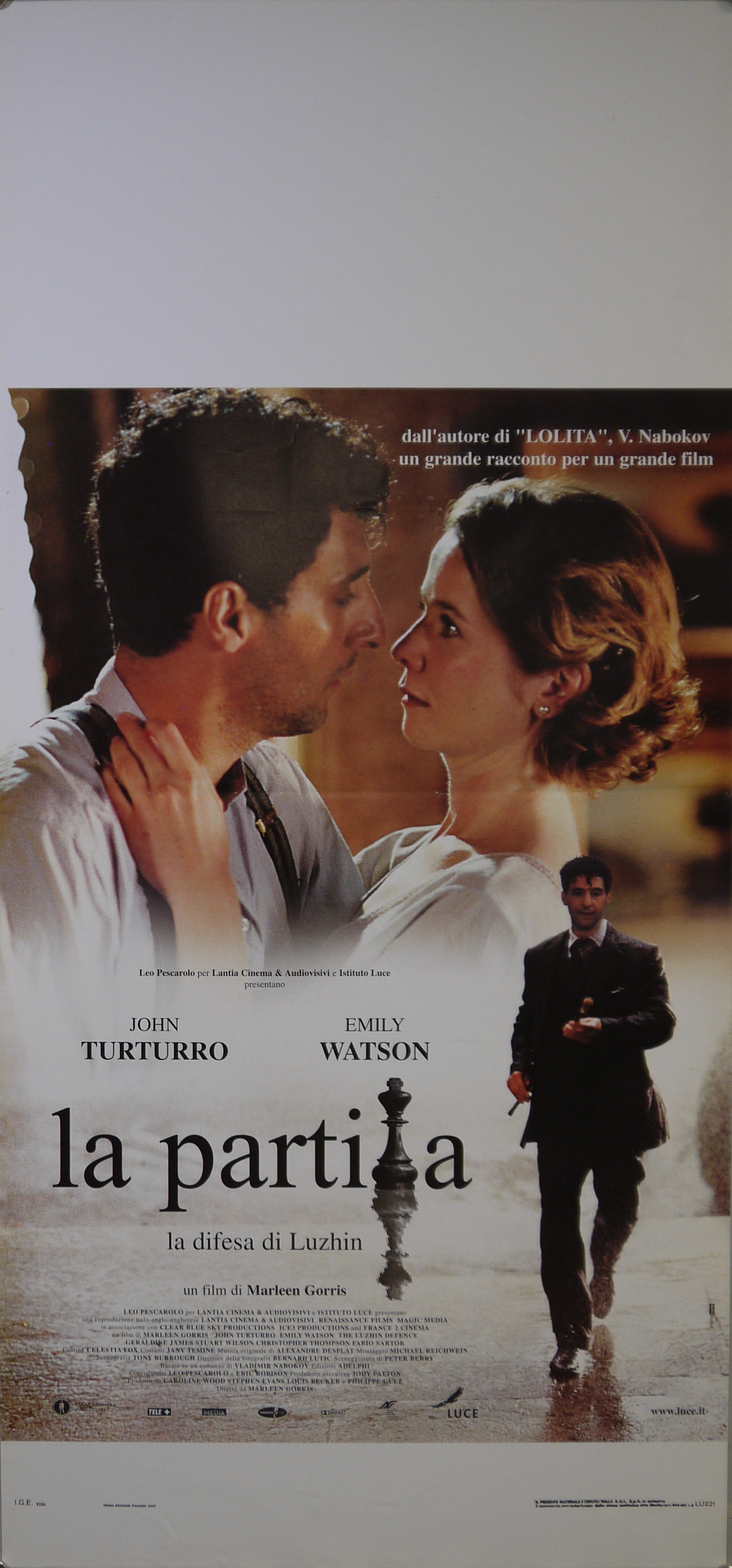Abbraccio tra Aleksandr Luzin (John Turturro) e Natalia Katkov (Emily Watson), in basso di nuovo Luzin (Turturro) mentre corre su una strada bagnata (locandina) di Internozero - ambito inglese (inizio XXI)