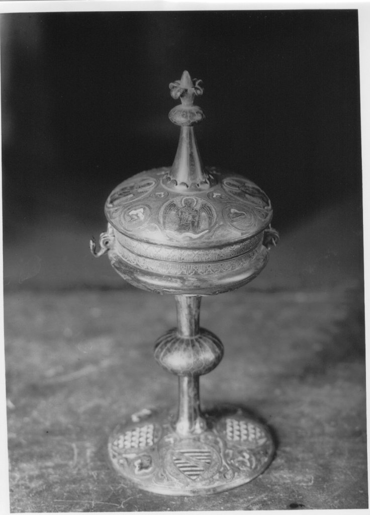 Pisside con decorazioni a racemi, quattro angeli e stemmi (pisside) - manifattura di Limoges (ultimo quarto XIII)