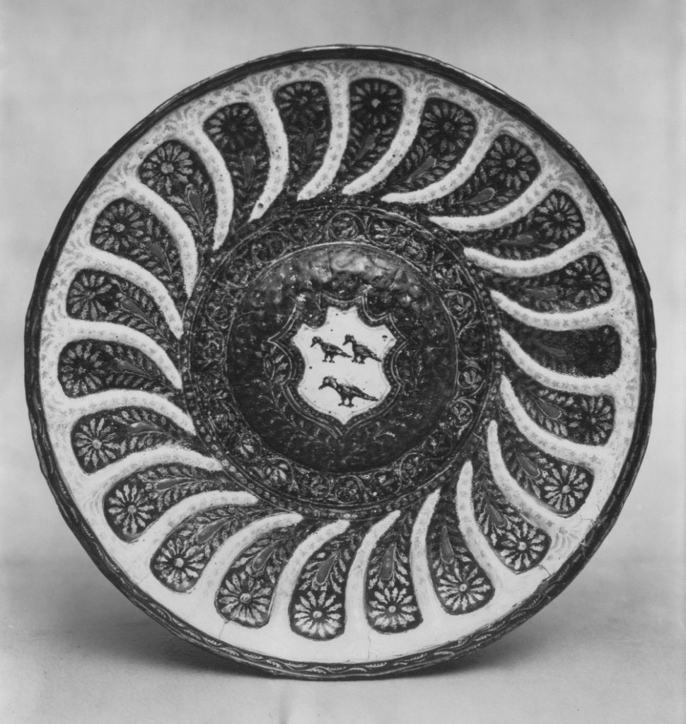 Alzata con stemma con corvi e decorazione a palmette (alzata) - produzione veneziana (secondo quarto XVI)