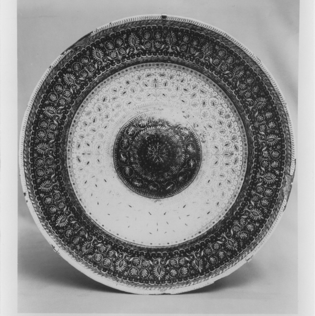 Piatto da parata con palmette a seme (piatto) - produzione veneziana (inizio XVI)