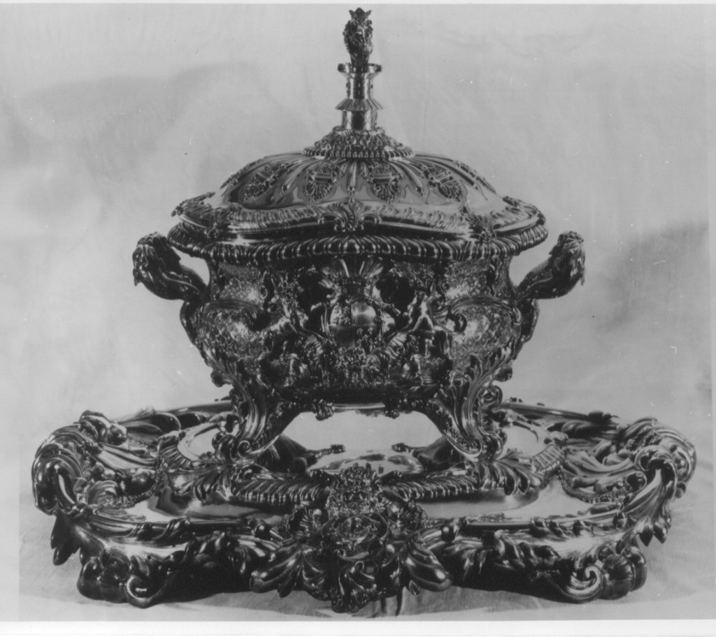 Coppia di zuppiere con vassoio (zuppiera, coppia) di Garrard Robert II (prima metà XVIII)