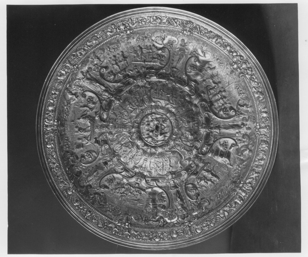 Bacile in argento sbalzato e cesellato (bacile) di De Castro Antonio (XVI)