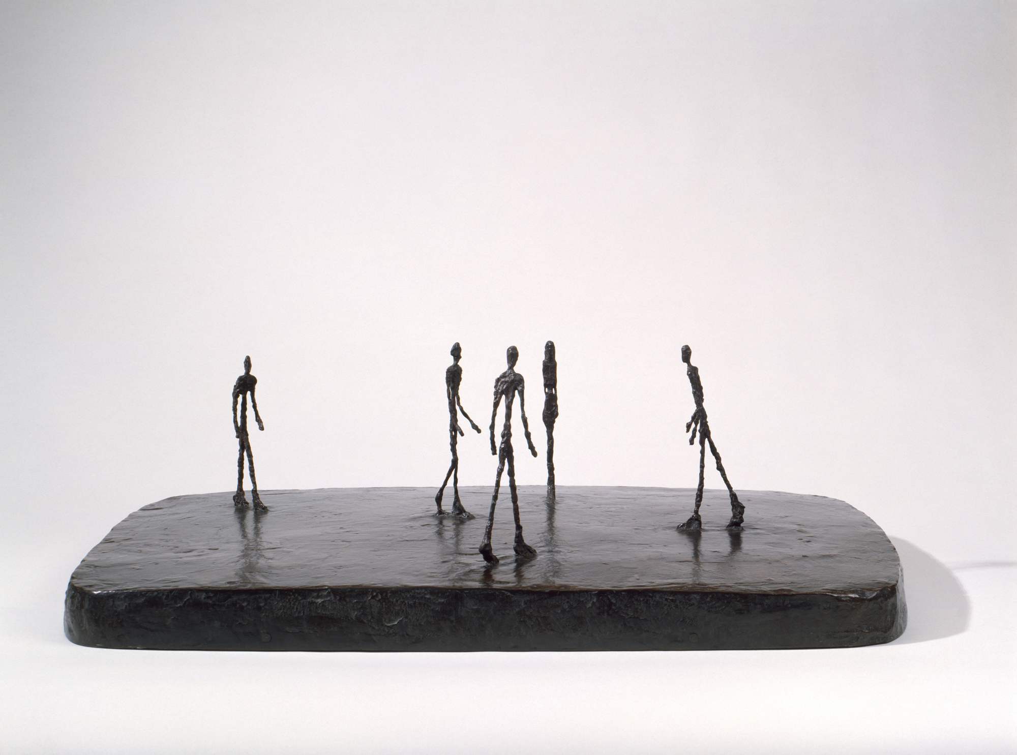 Piazza, figure umane (scultura) di Giacometti Alberto (secondo quarto XX)