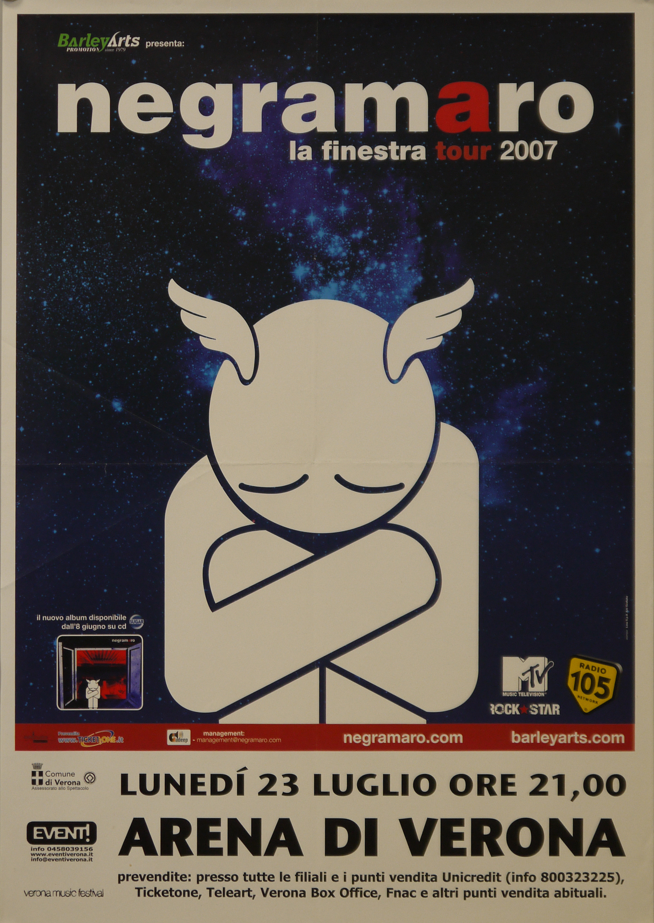 bambino seduto con piccole ali sulla testa, sfondo cielo stellato (locandina) - ambito italiano (inizio XXI)