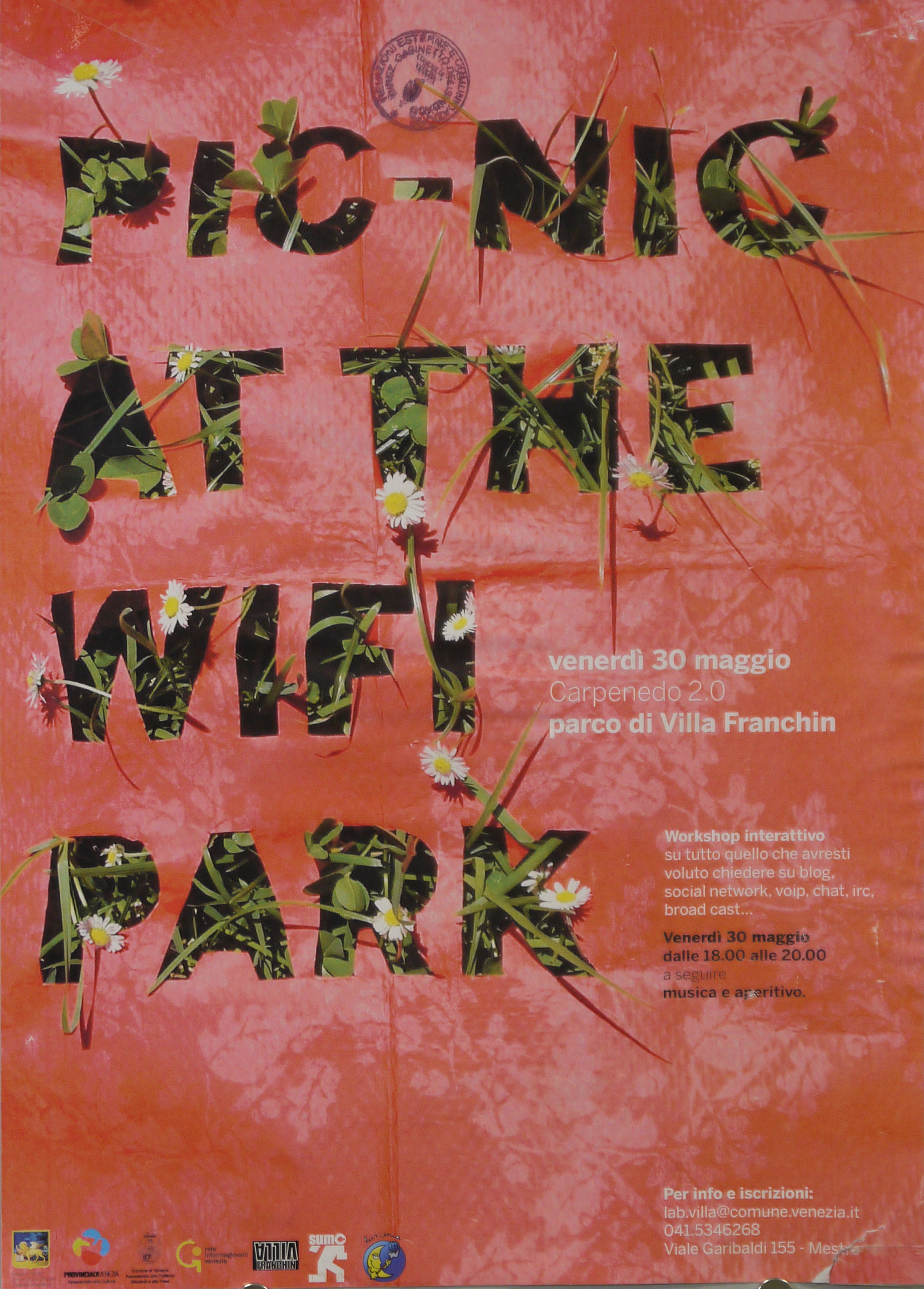 tovaglia su prato con ritagli da cui emergono erba e margherite (locandina) - ambito veneto (inizio XXI)