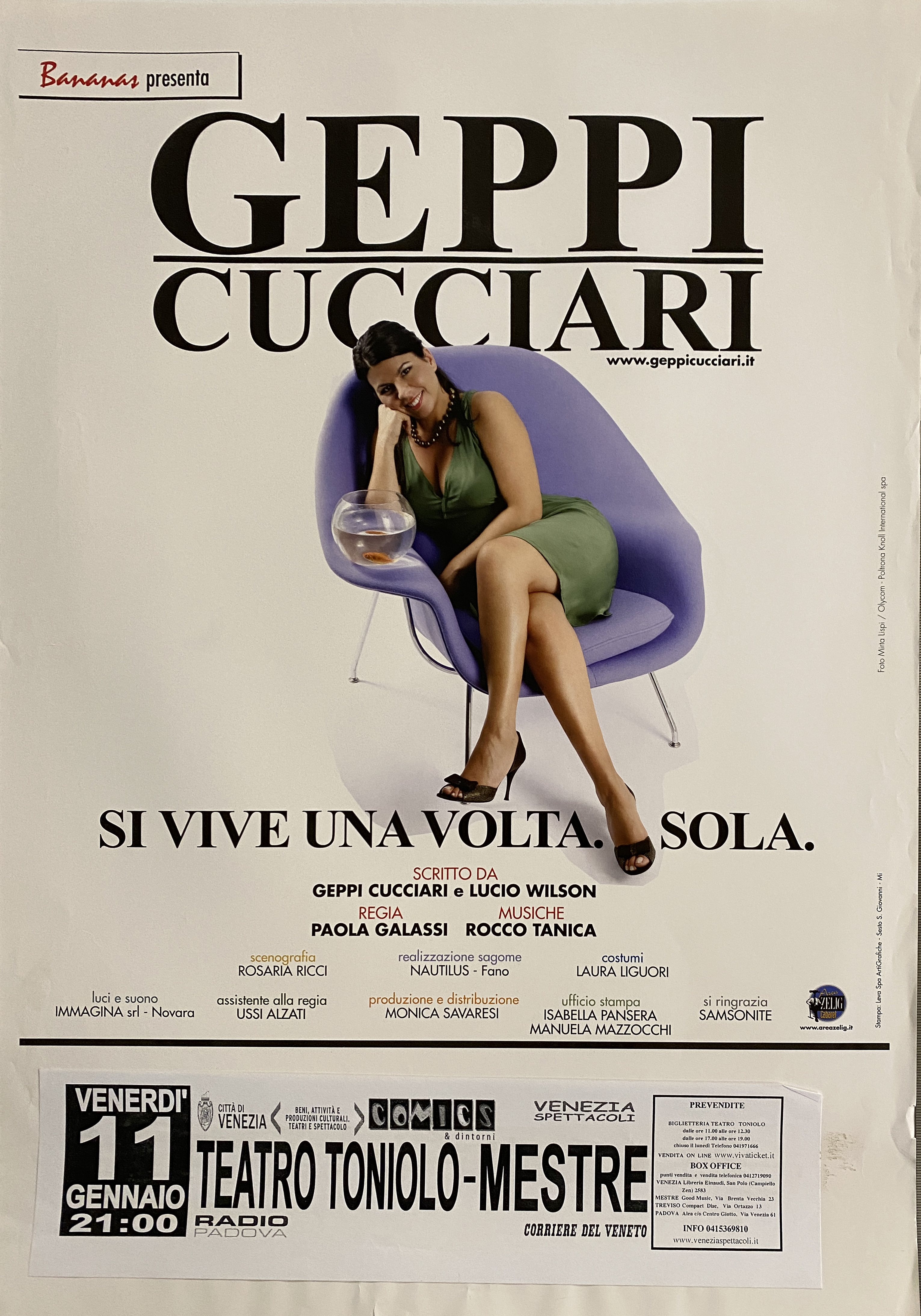 Fotografia di Mirta Lispi / Olycom raffigurante Geppi Cucciari seduta in poltrona con pesce rosso (locandina) - ambito italiano (inizio XXI)