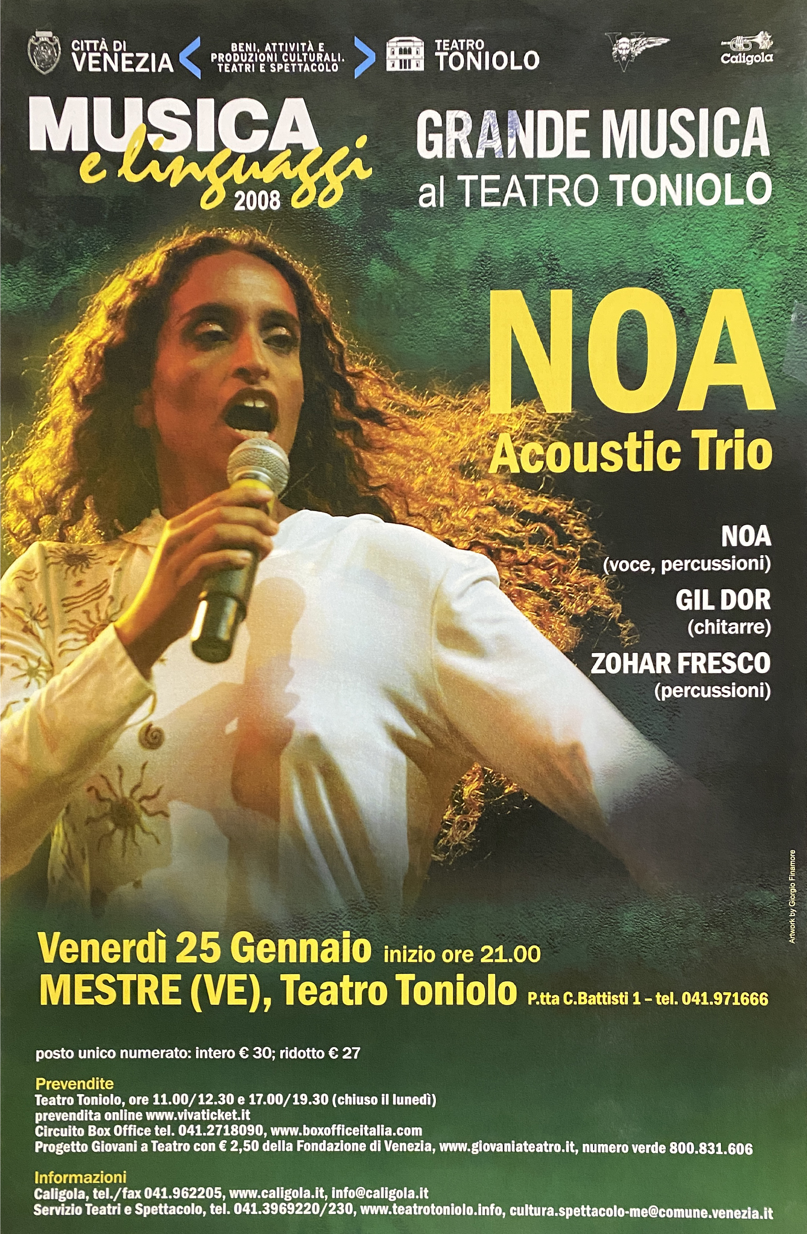 ritratto fotografico della cantante israeliana Achinoam Nini, in arte Noa, con microfono (locandina) di Finamore, Giorgio (inizio XXI)