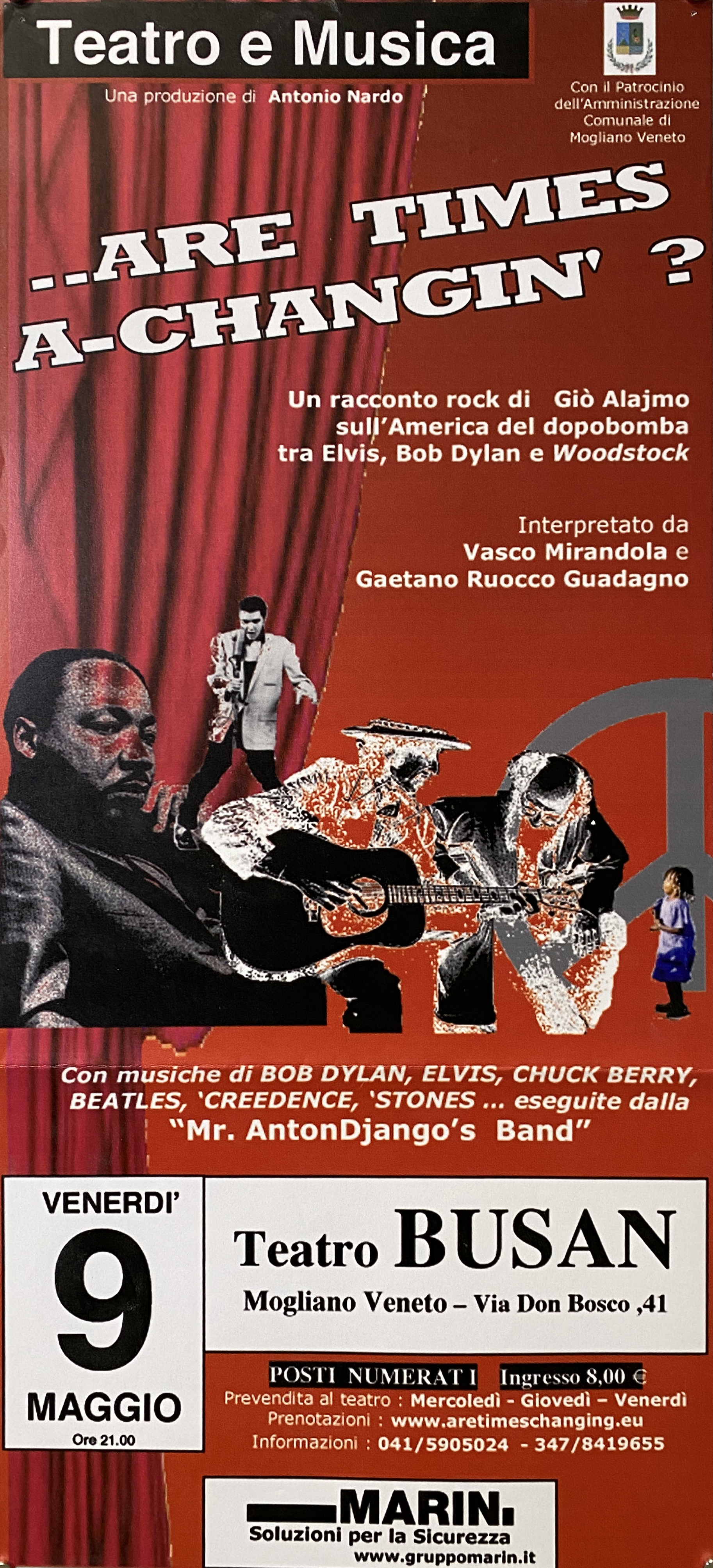 grafica con sfondo rosso con palcoscenico di teatro; simbolo della pace; Elvis Presley; Martin Luther King; Bob Dylan; bambina che balla (locandina) - ambito veneto (inizio XXI)