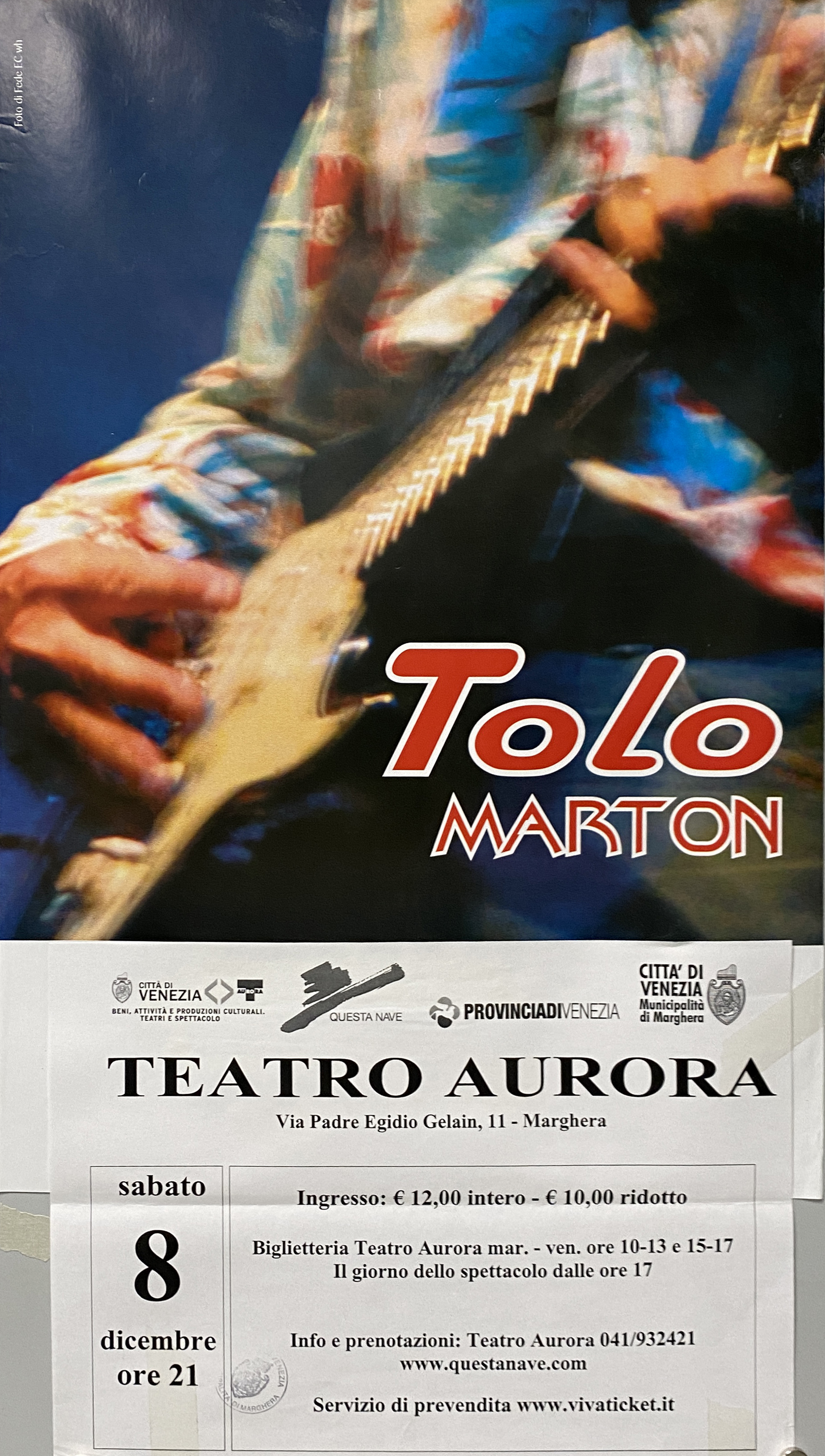 riproduzione di fotografia di Fede EC wh raffigurante il chitarrista, armonicista e compositore italiano Tolo Marton con chitarra elettrica (locandina) - ambito italiano (inizio XXI)