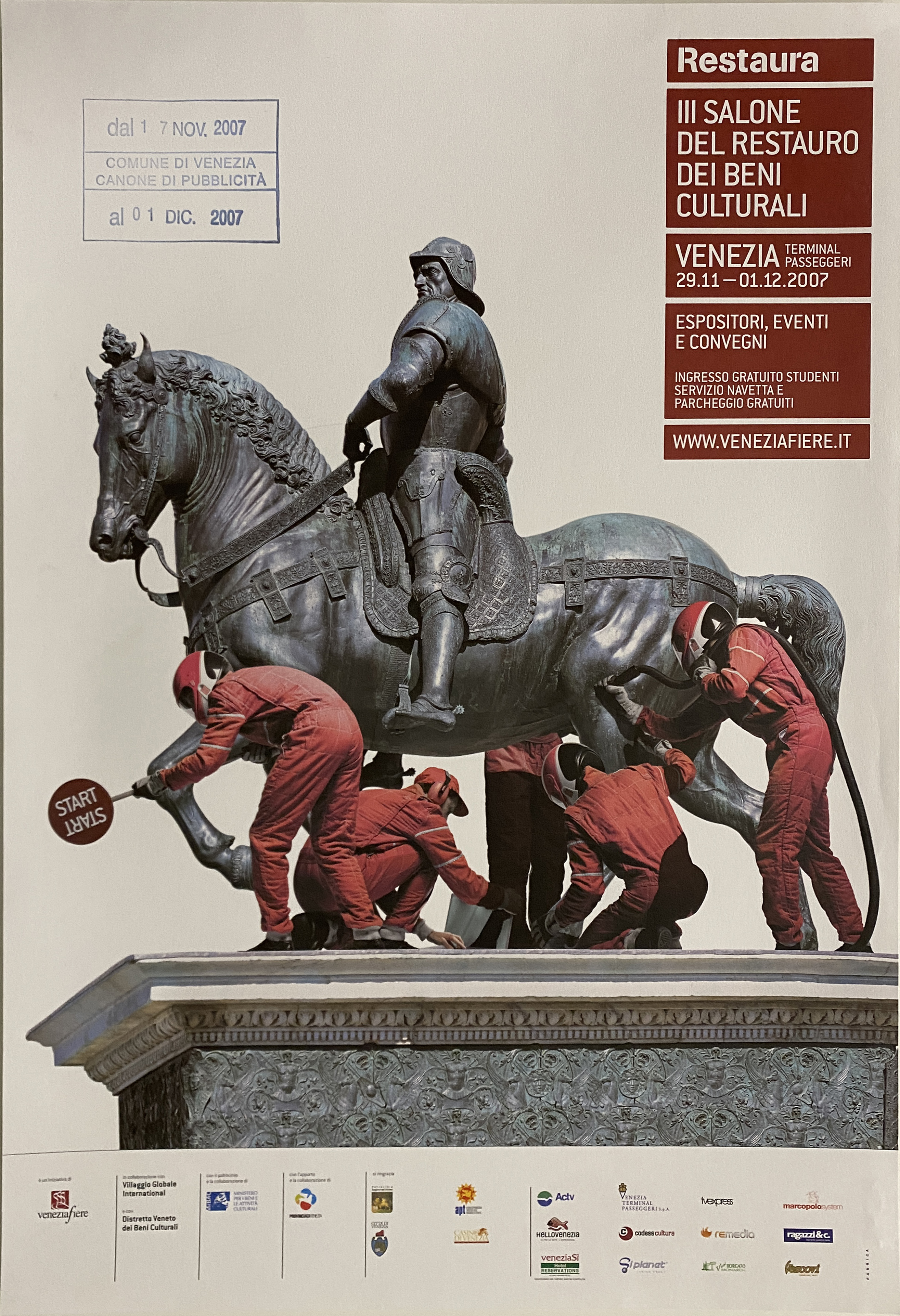 composizione grafica con cinque uomini in veste da meccanici addetti al pit stop sul monumento equestre a Bartolomeo Colleoni di Andrea del Verrocchio (Venezia, Campo San Zanipolo) (locandina) di Fabrica (inizio XXI)