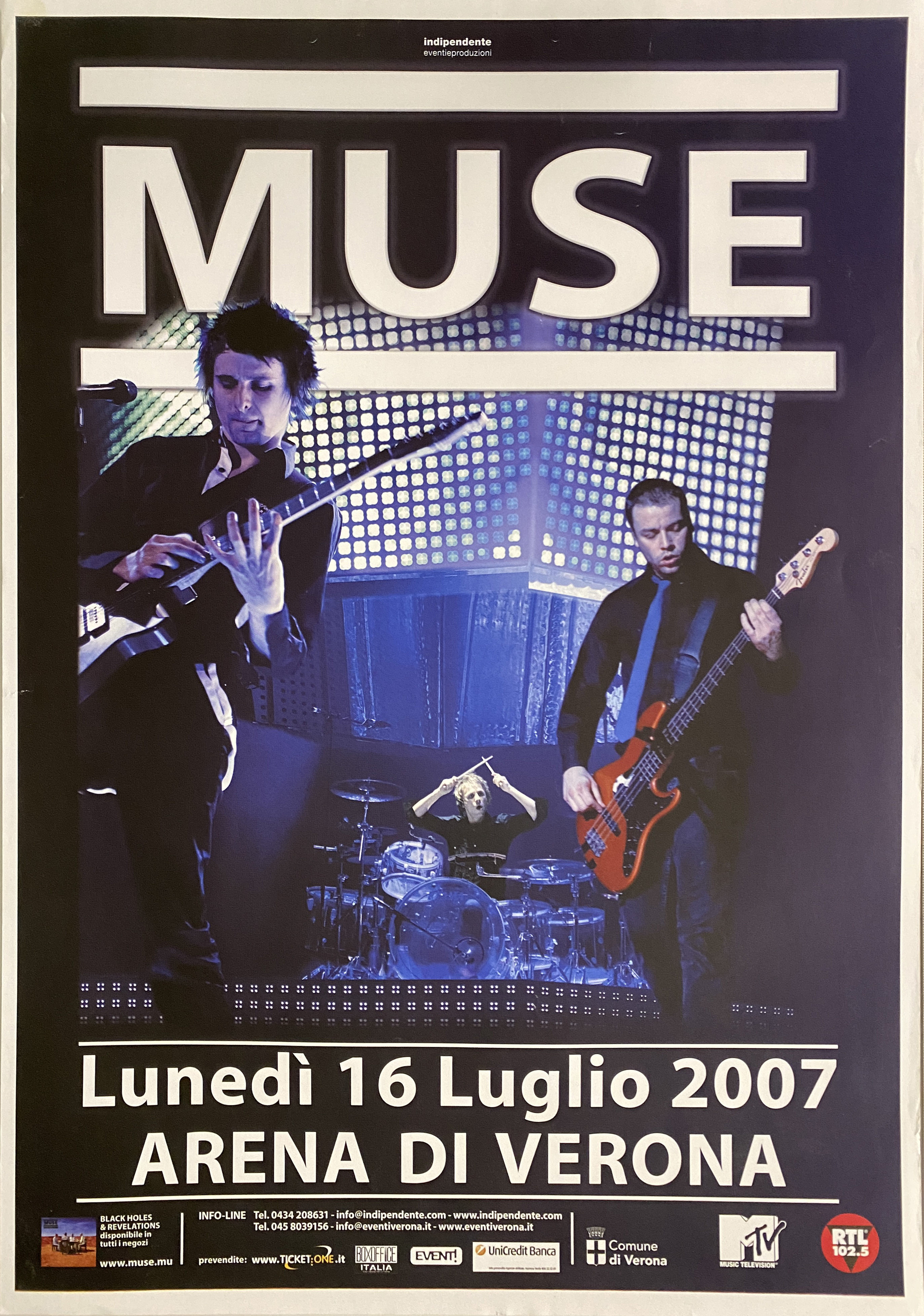 riproduzione di fotografia del gruppo musicale Muse in concerto (locandina) - ambito veneto (inizio XXI)