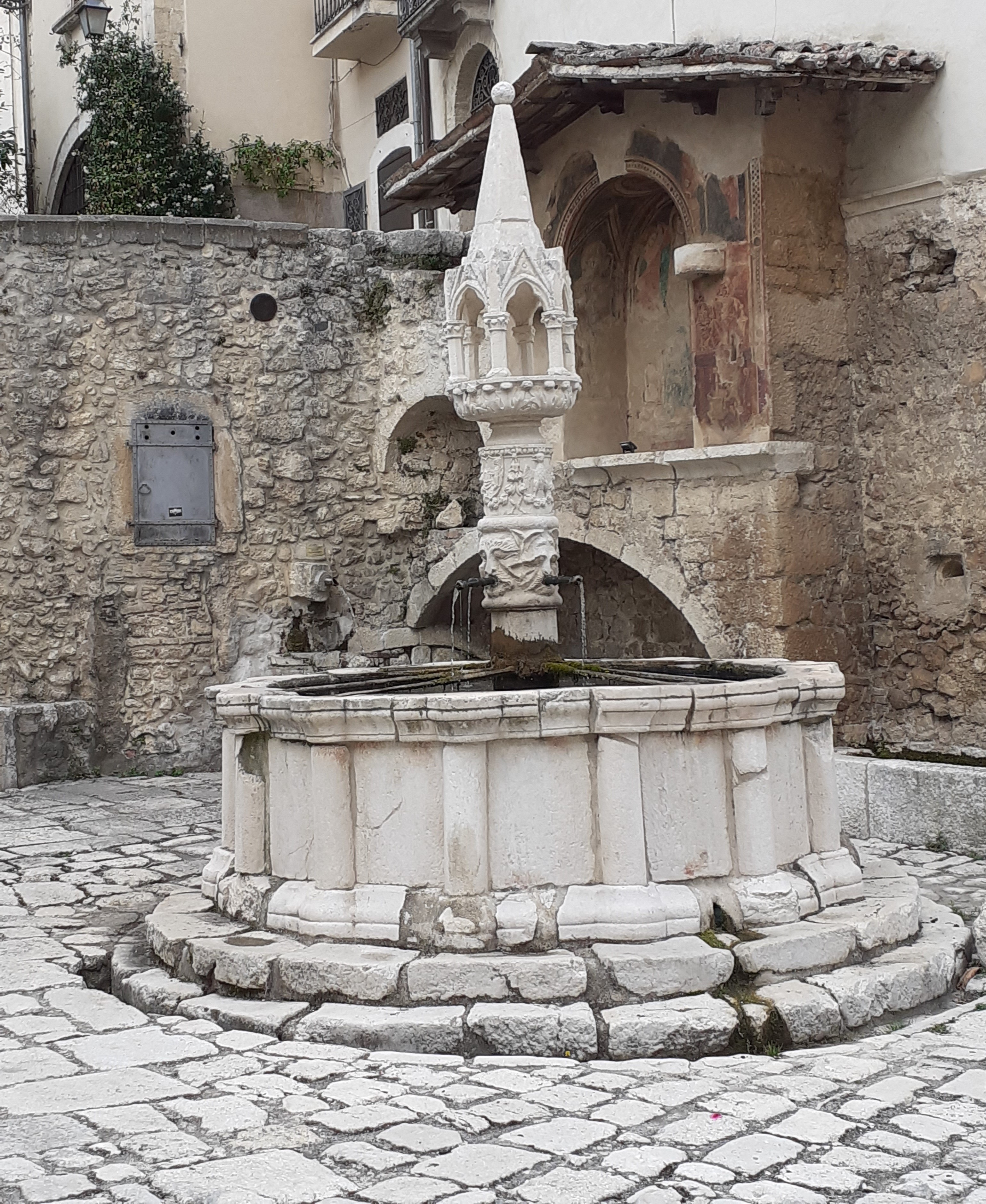 Fontana di Fontecchio, Fontana pubblica (fontana - a fusto, opera isolata) - ambito abruzzese (seconda metà XIV)