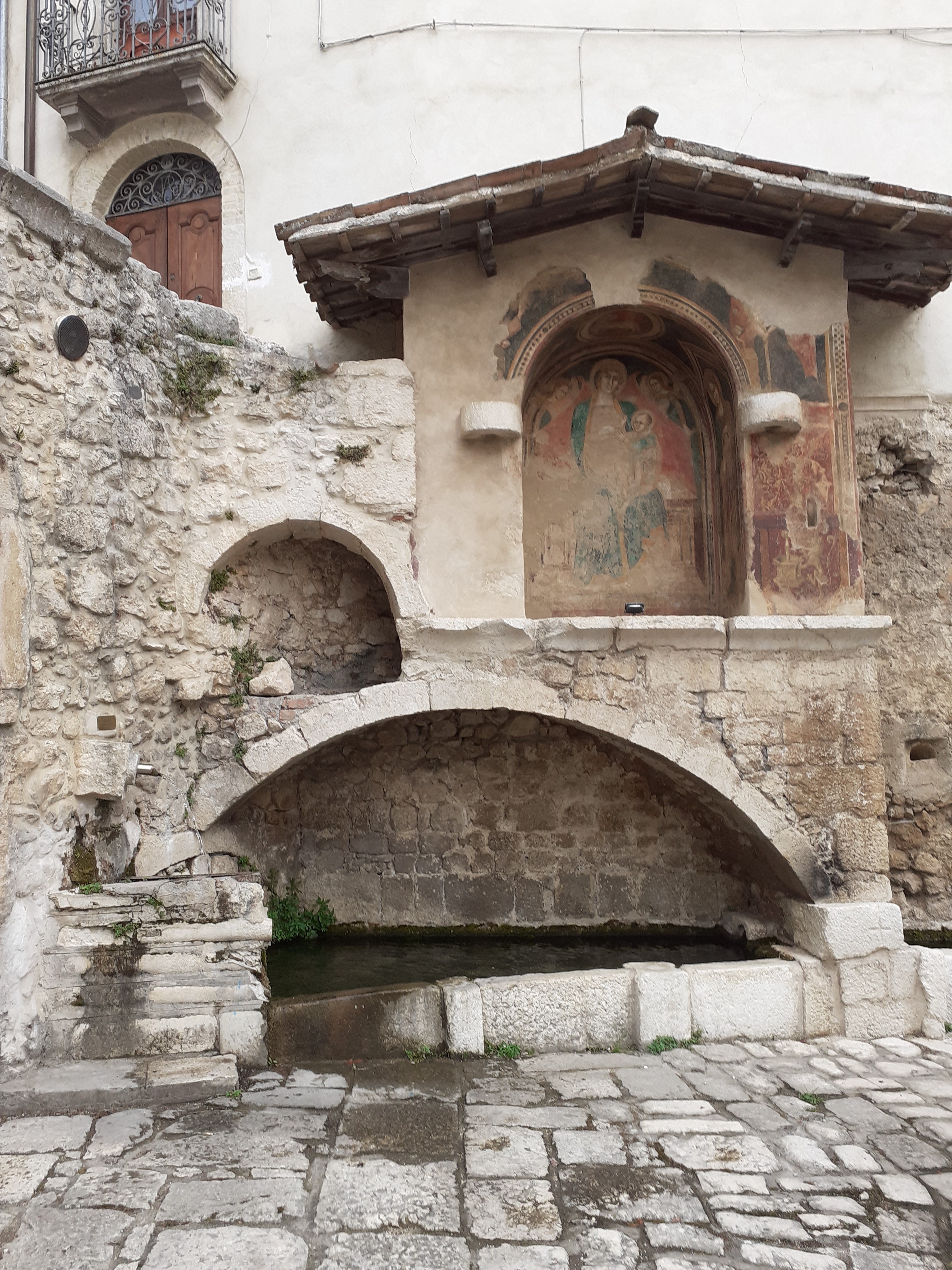 fontanile di Fontecchio, fontanile-abbeveratoio (fontana) - ambito abruzzese (fine/ inizio XIV-XV?)