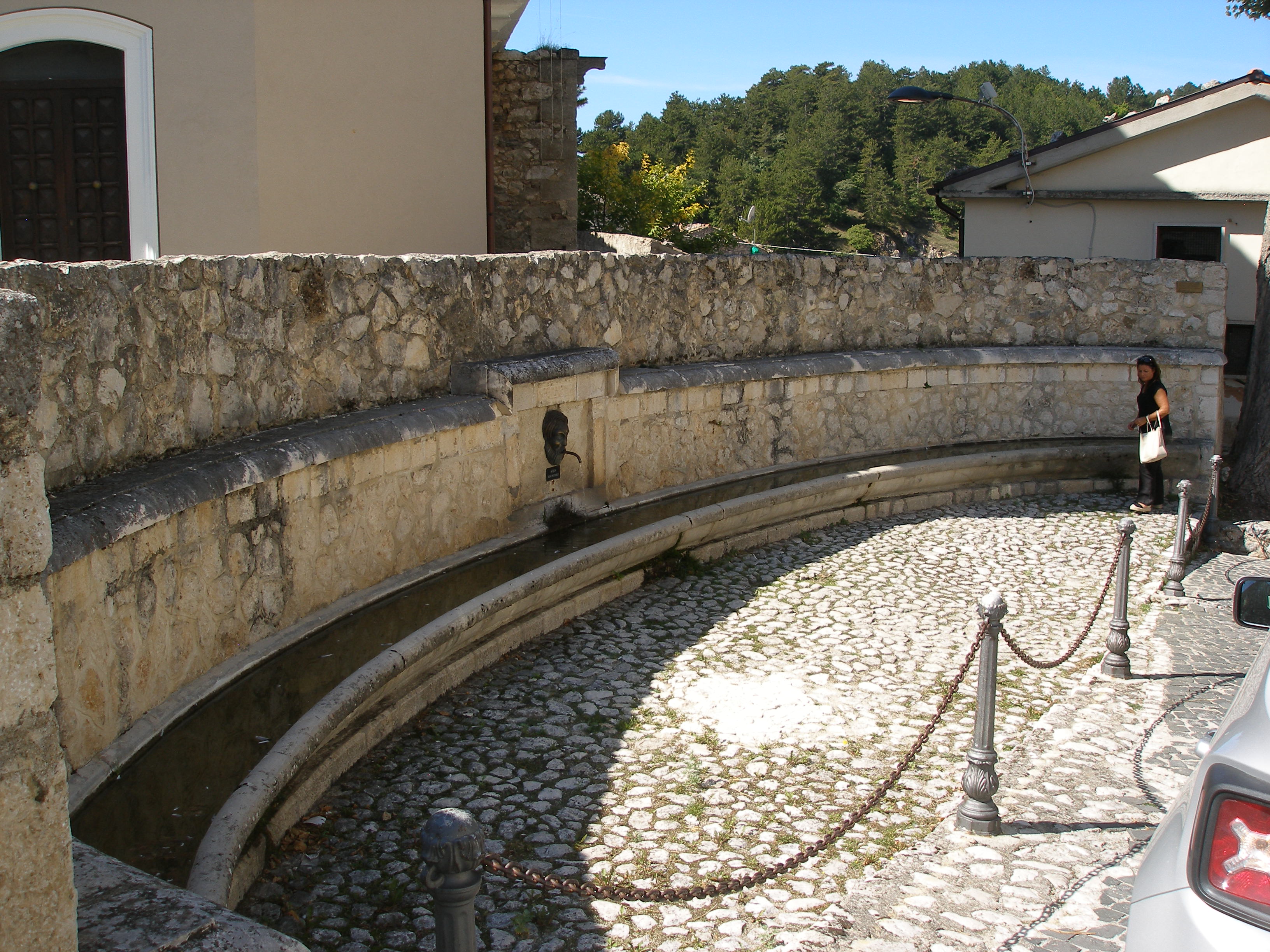 fontanile-abbeveratoio di Castel del Monte, fontanile-abbeveratoio pubblico (fontana) - ambito abruzzese (XX)