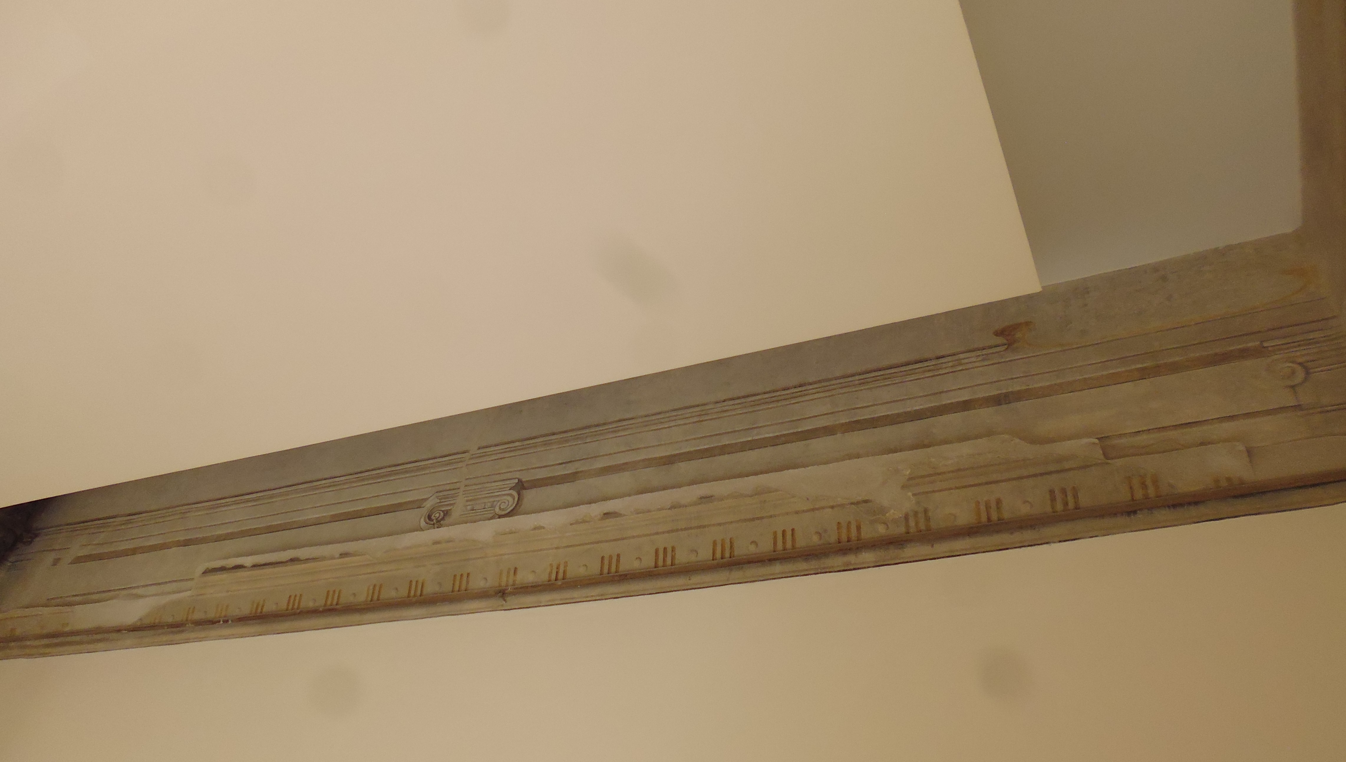 cornice con triglifi e borchie; sul livello sottostante frammenti di colonnato ionico con festoni e tendaggi, elementi decorativi vegetali e geometrici (dipinto, ciclo) - ambito abruzzese (prima metà, prima metà XX, XIX)