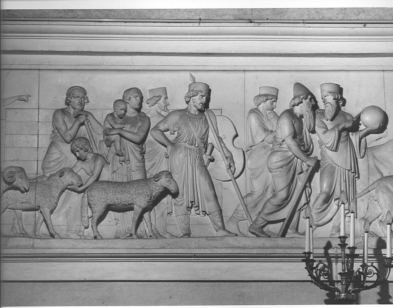 personaggi in attesa e gli indovini (rilievo, elemento d'insieme) di Thorvaldsen Bertel (sec. XIX)