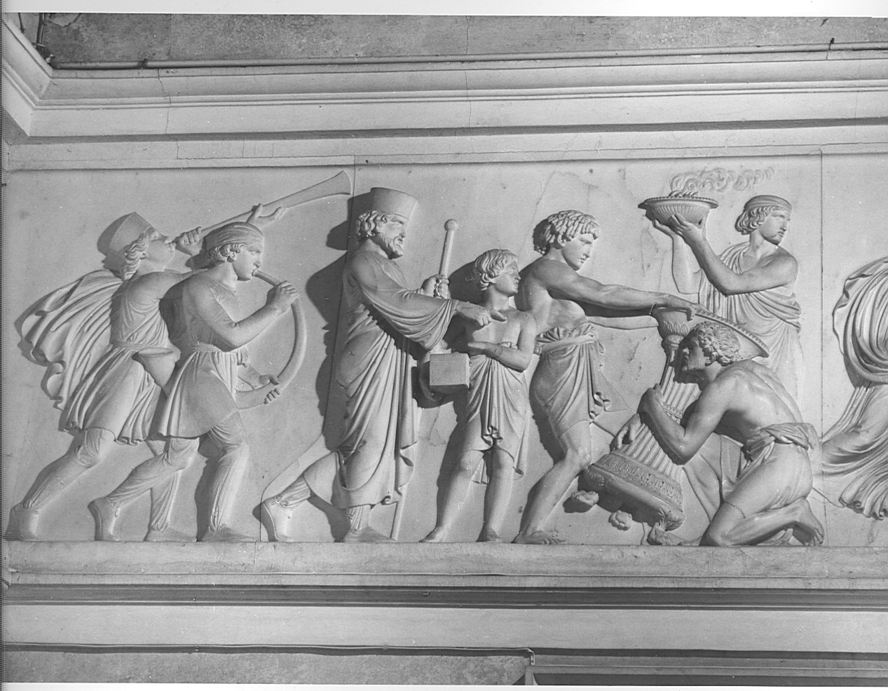 i sacri flautisti e Bagofane tesoriere di Dario con le are gli incensi e il fuoco (rilievo, elemento d'insieme) di Thorvaldsen Bertel (sec. XIX)