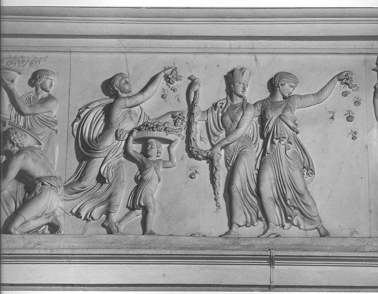 donne spargono fiori sul percorso di Alessandro (rilievo, elemento d'insieme) di Thorvaldsen Bertel (sec. XIX)