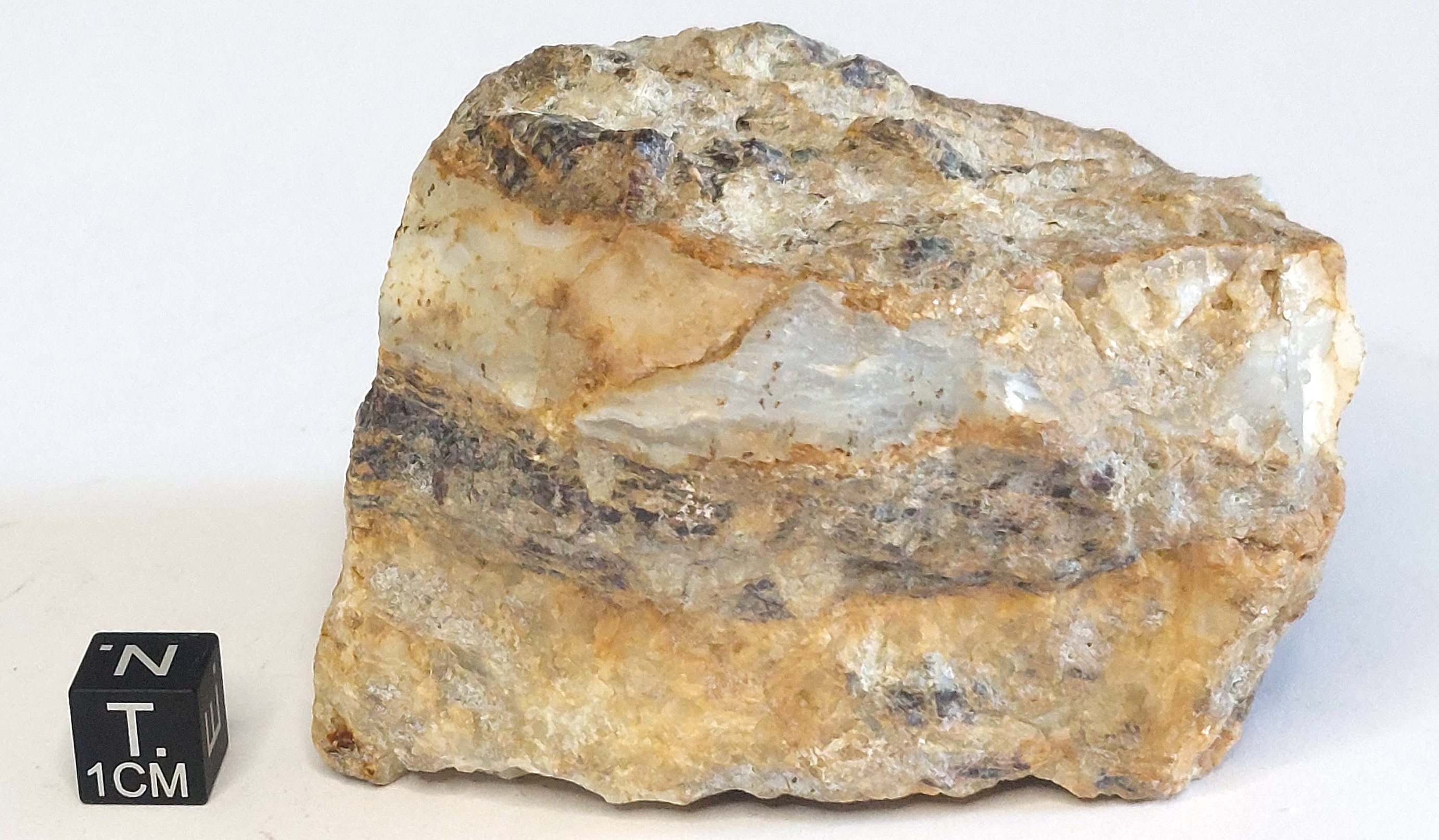 Calcite verdastra con vene di serpentino (esemplare)