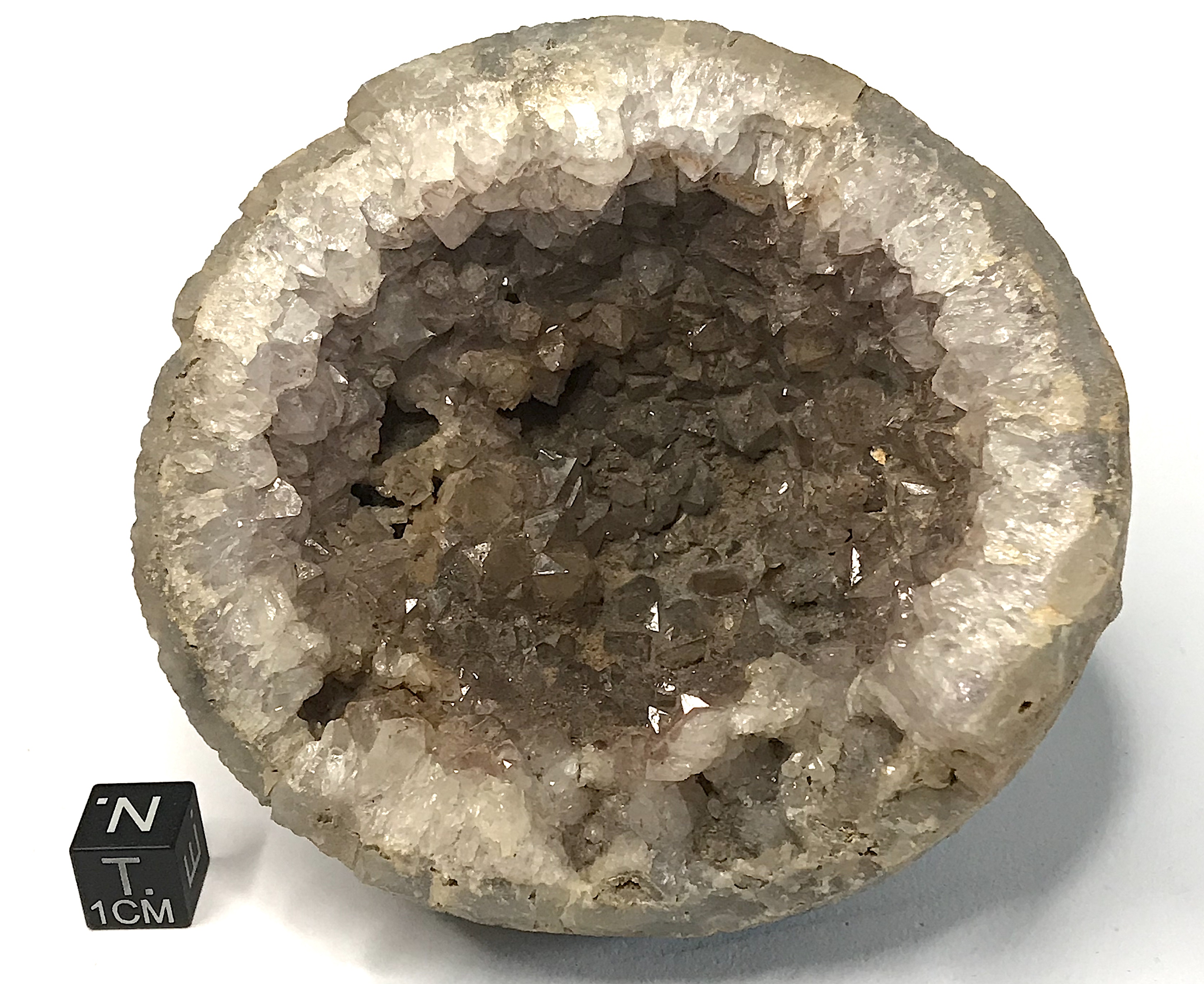 Quarzo ametistino in geode (esemplare)