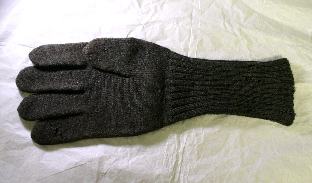 guanto, opera isolata - ambito italiano (XX secolo)