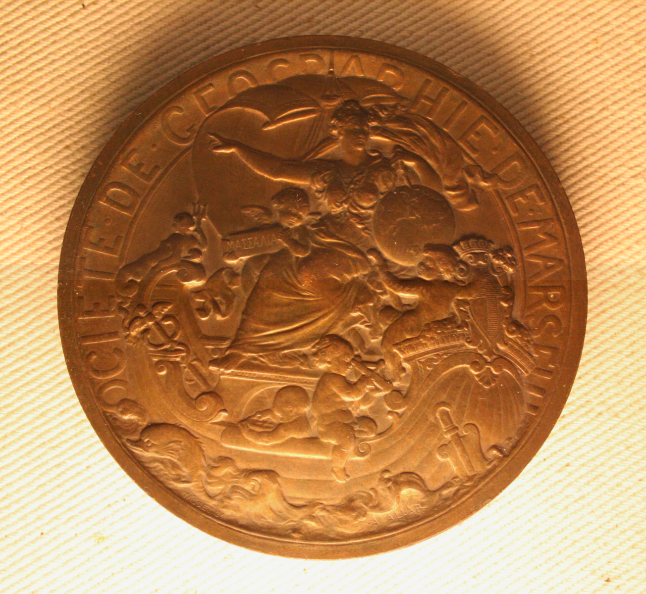 Dalla Società di Geografia di Marsiglia alla Società Geografica Italiana (medaglia, opera isolata) di Ernest Paulin Tasset, André-Joseph Allar (XIX secolo)