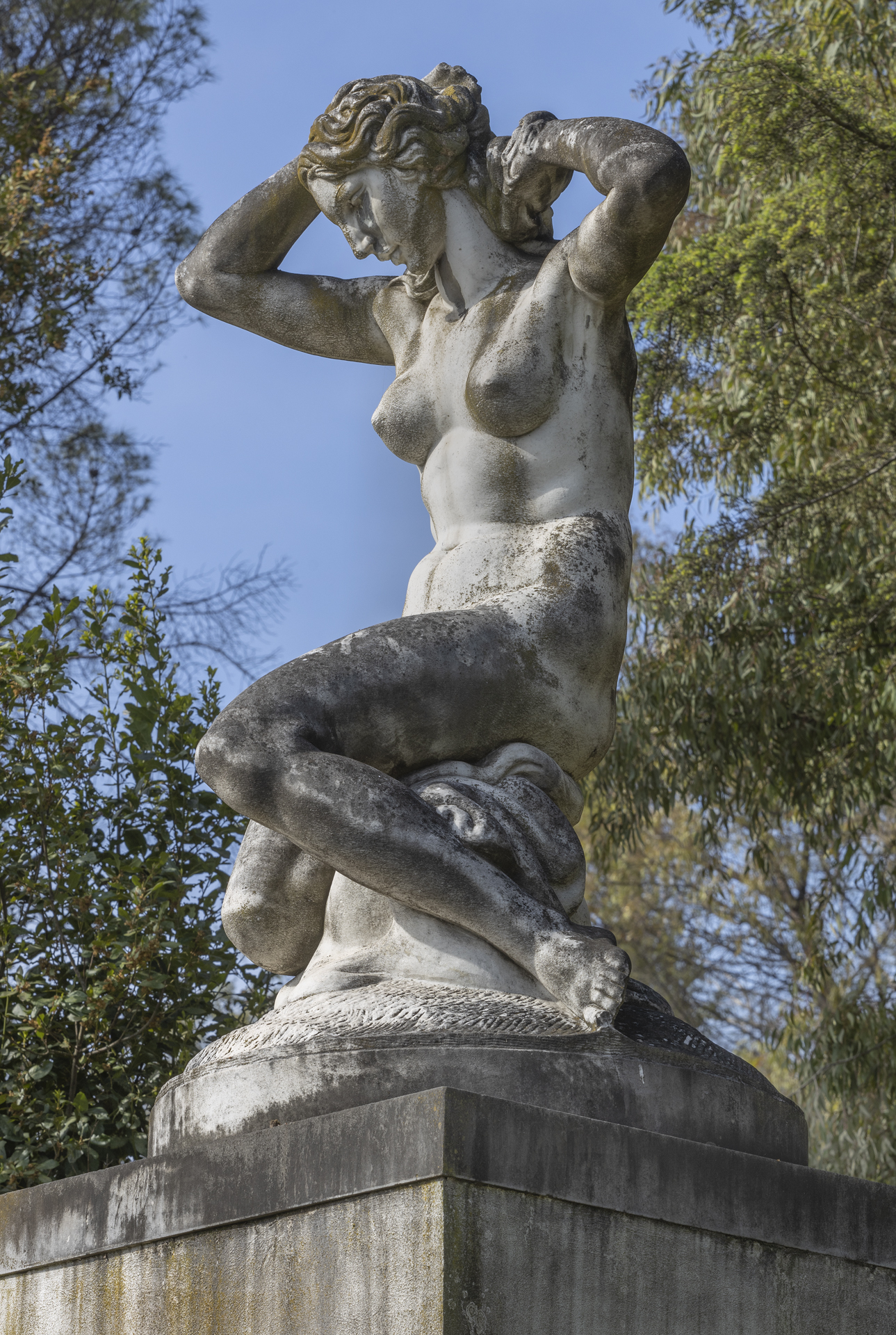 Statua di giovane ignuda, bagnante, nudo femminile (statua) di Morescalchi Bernardo (sec. XX)
