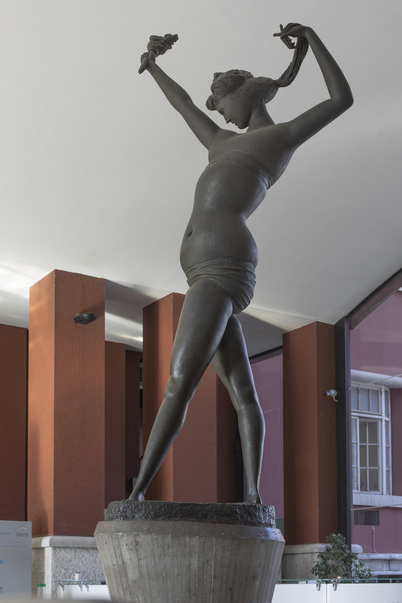 La Fiaccola Olimpica, Vittoria olimpica, Tedofora (statua) di Greco Emilio (sec. XX)
