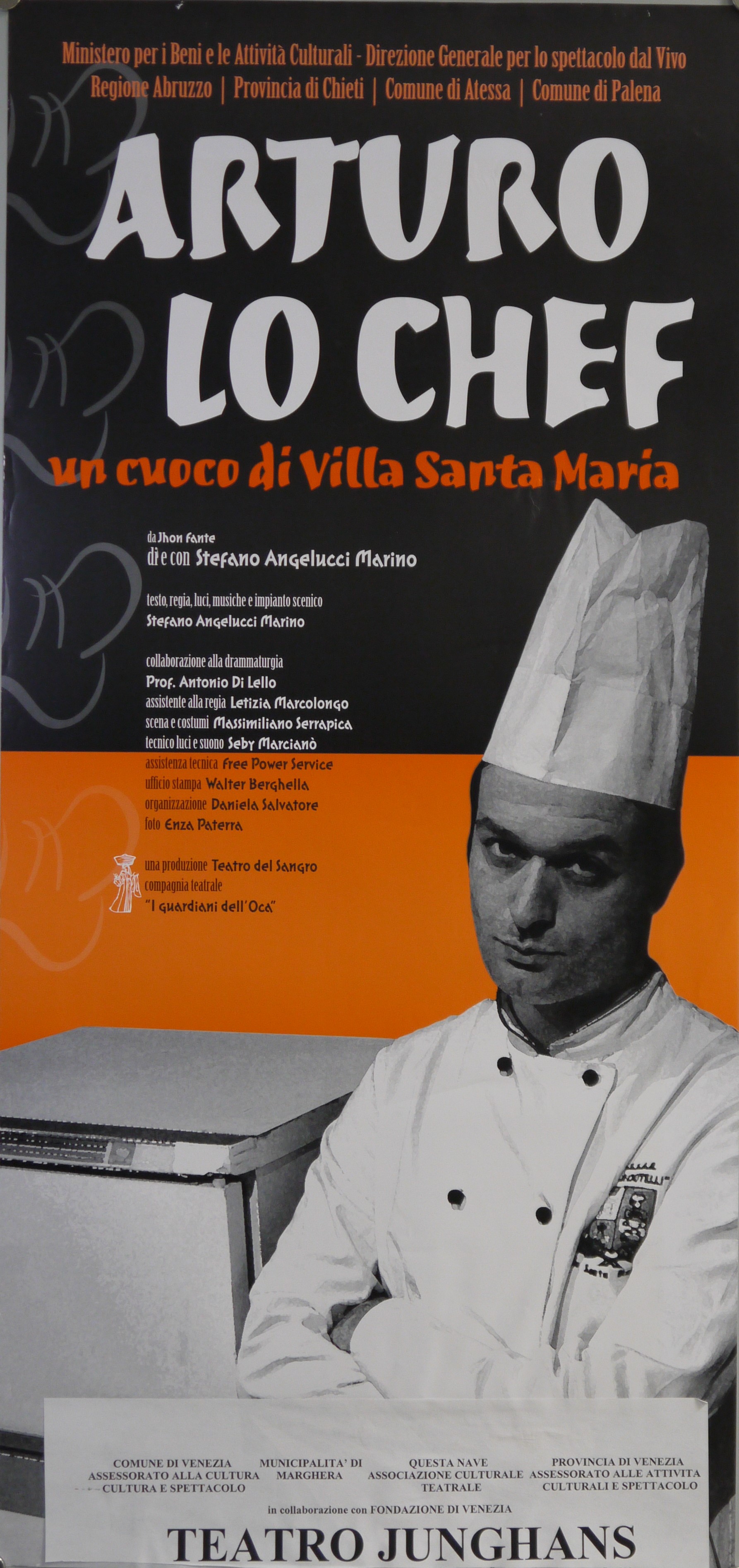 Ritratto fotografico b/n dell'attore Stefano Angelucci Marino nei panni di Arturo lo chef (locandina) - ambito abruzzese (inizio XXI)