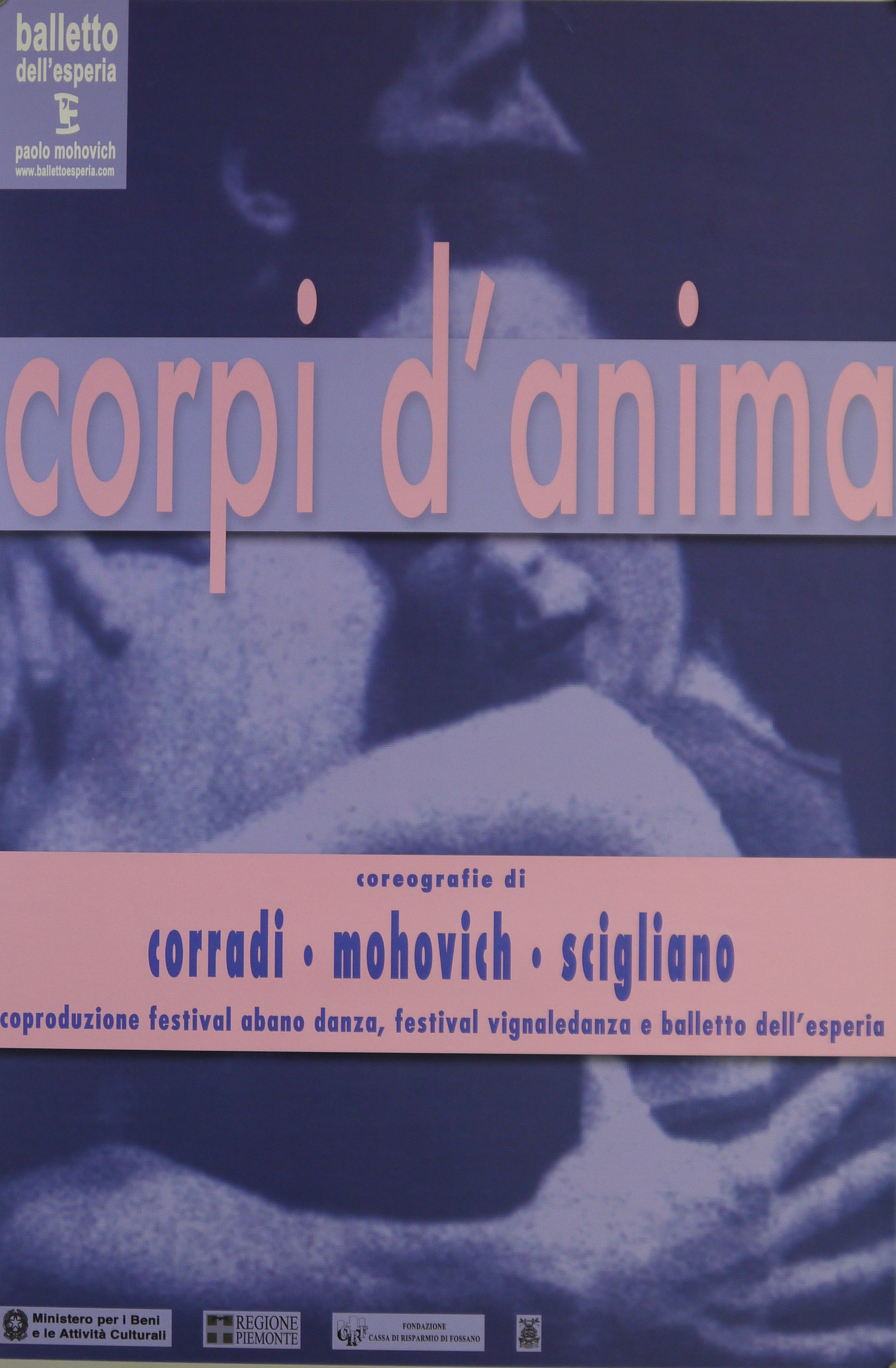 fotografia monocromatica raffigurante l'abbraccio tra un uomo e una donna (manifesto) - ambito piemontese (inizio XXI)