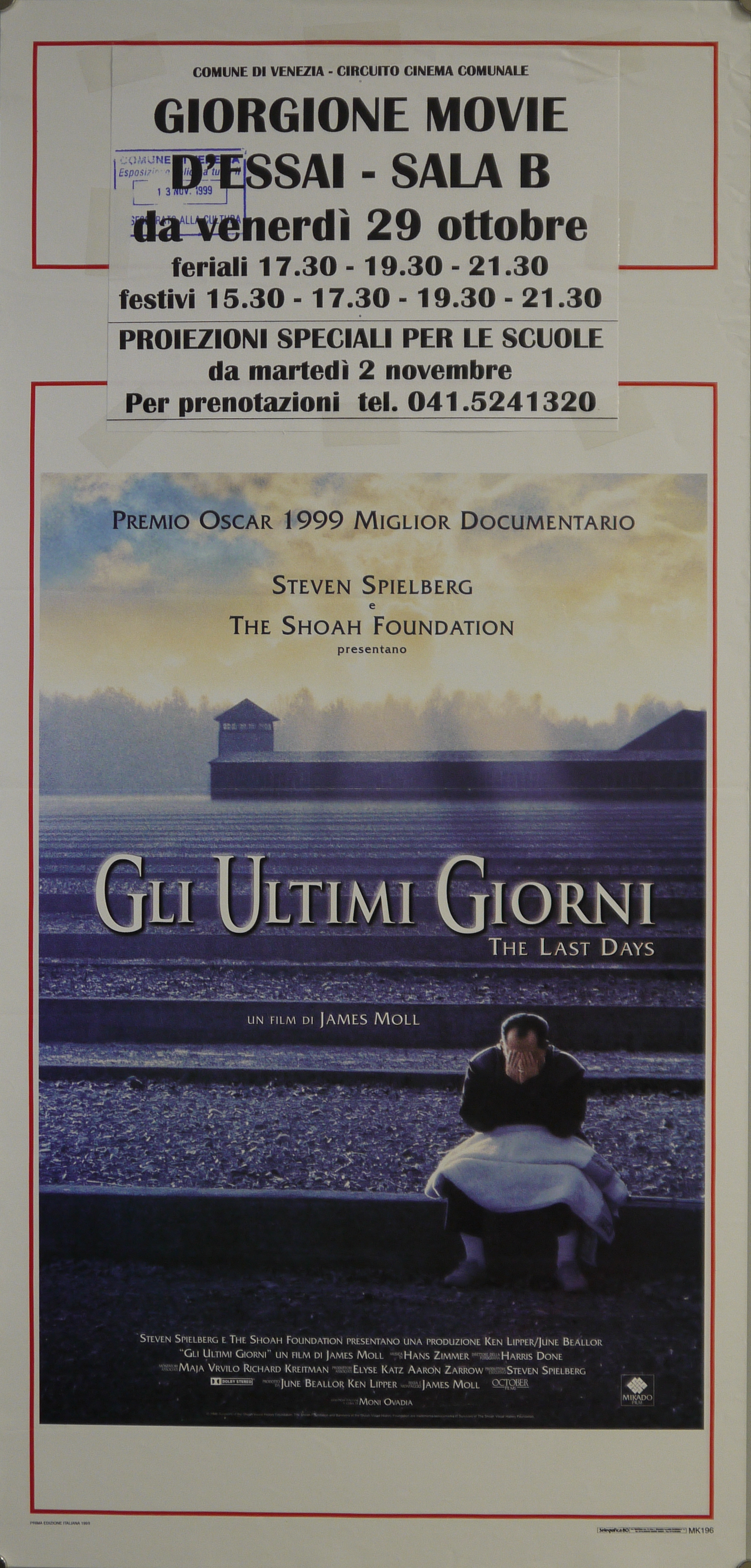 uomo in pianto seduto su un binario, sullo sfondo del campo di concentramento di Auschwitz (locandina) - ambito statunitense (fine XX)