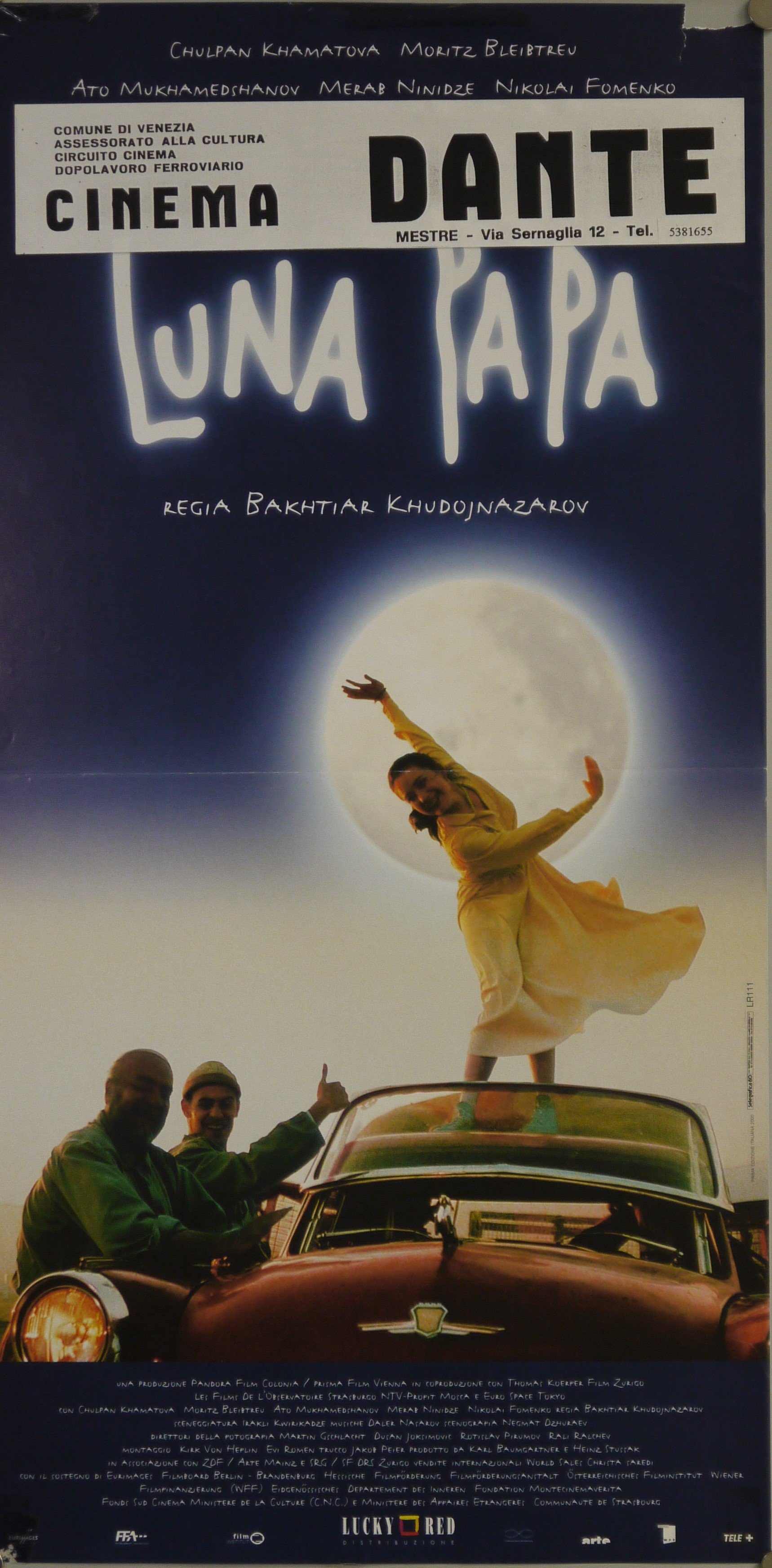 Sotto una grande luna piena, Mamiakat ondeggia in piedi su una decappottabile rossa alla presenza di Safar e Alik (locandina) - ambito russo (fine XX)