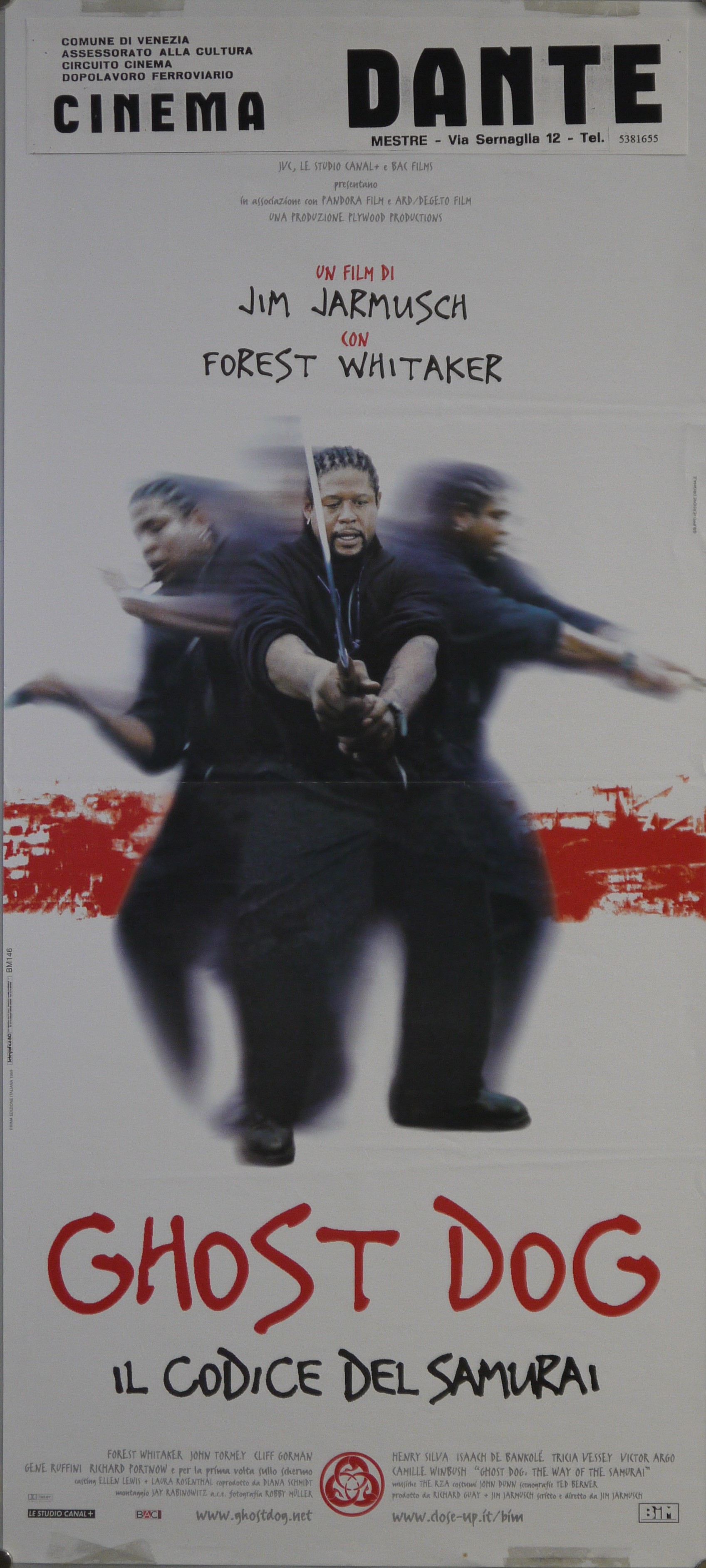 Ghost Dog (Forest Whitaker) in tre posture differenti sullo sfondo di un ambente urbano (locandina) - ambito americano (fine XX)