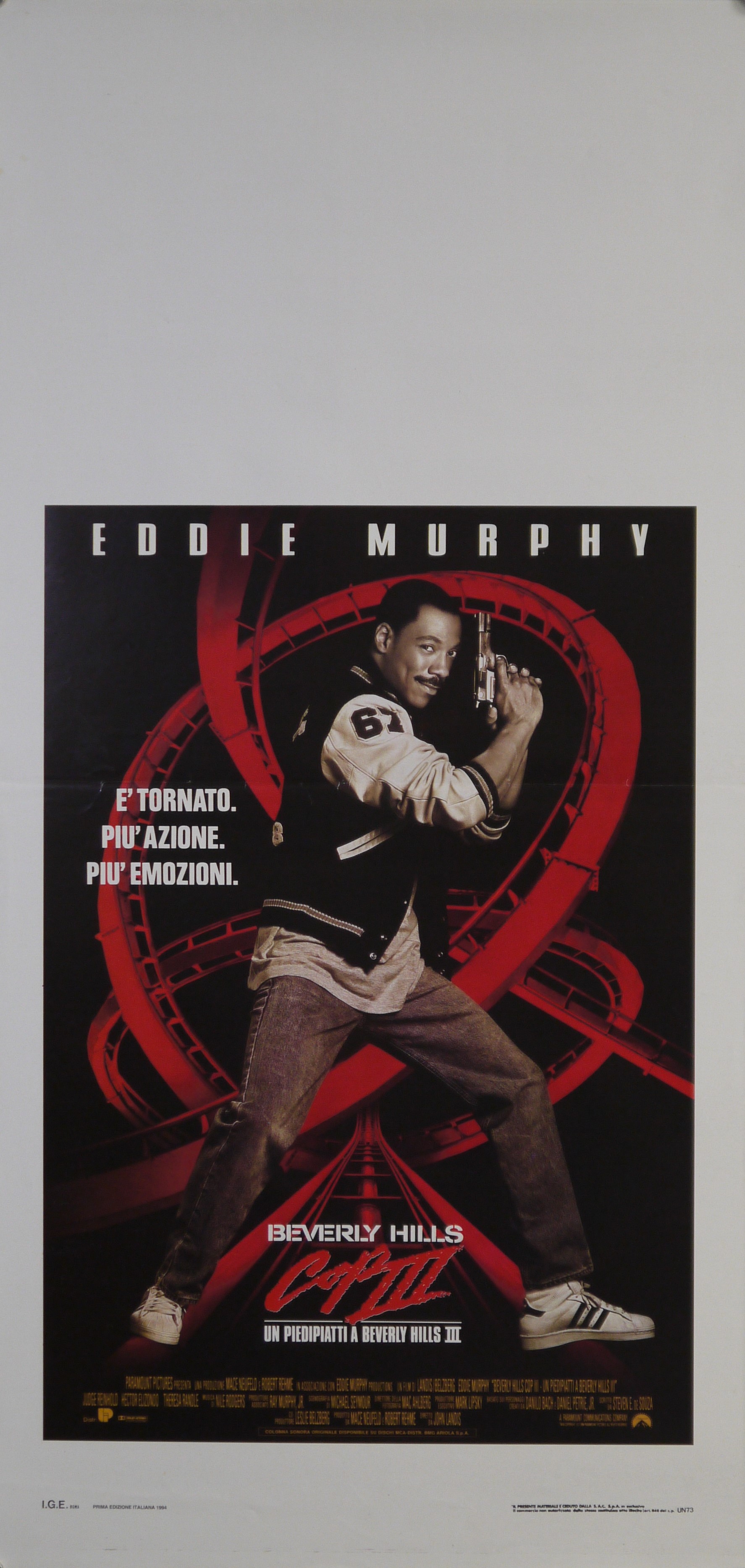 Alex Foley (Eddie Murphy) pronto a sparare; alle sue spalle il binario di un ottovolante (locandina) - ambito americano (fine XX)